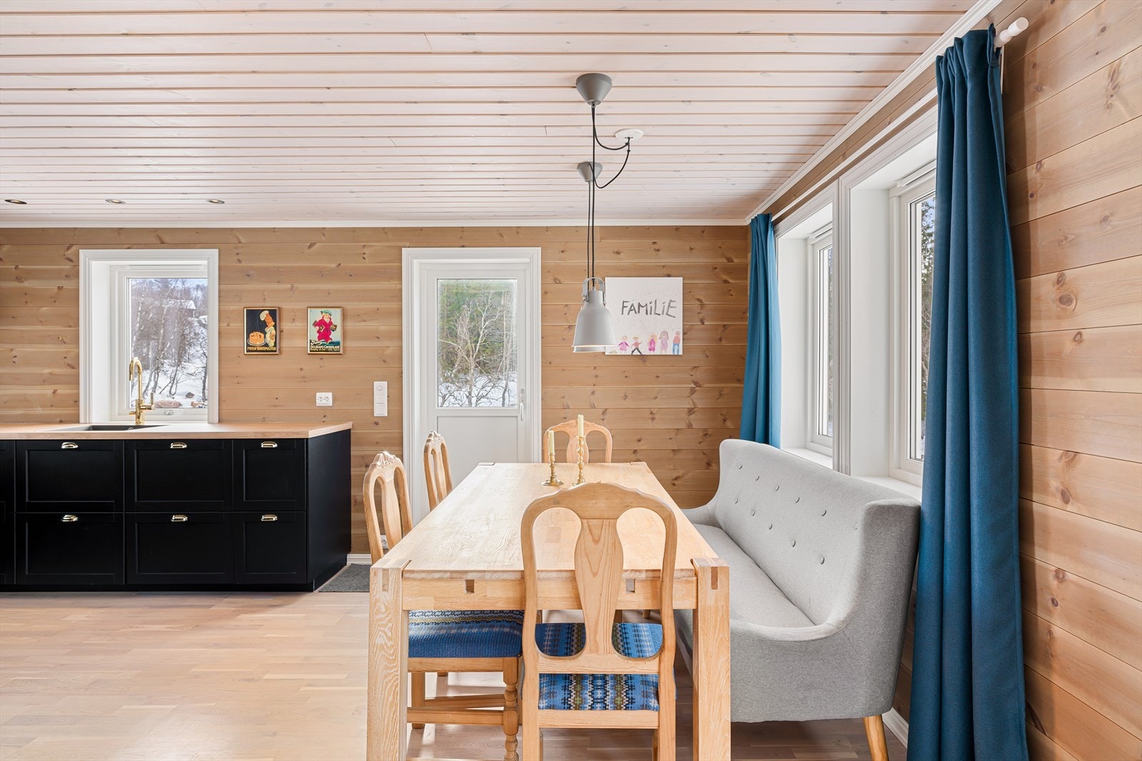 Plass til langbord i tilknytning til kjøkken. Dør ut til terrasse. Galleribilde