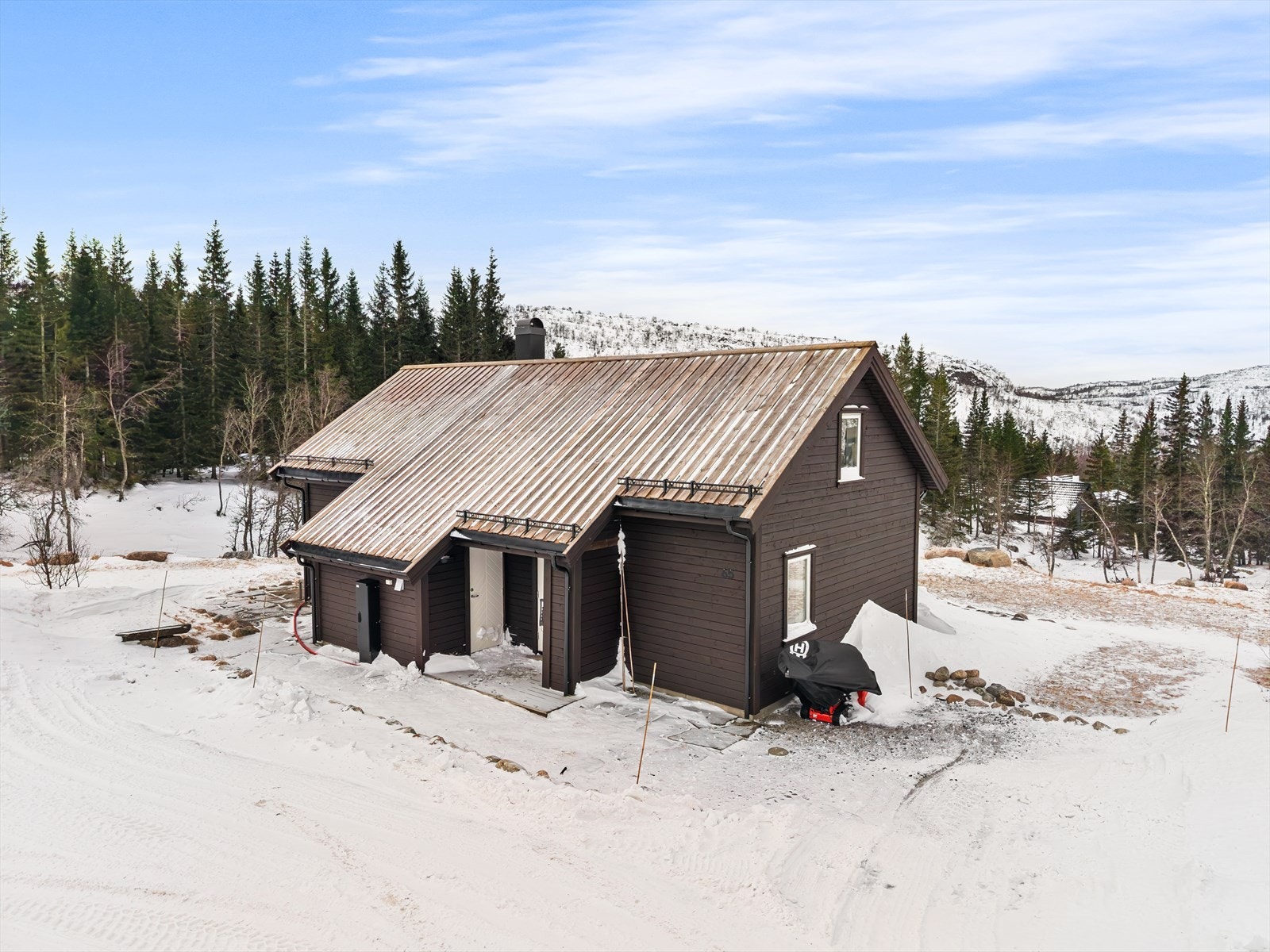 Gruset parkeringsplass like utenfor inngangsdøra. Galleribilde