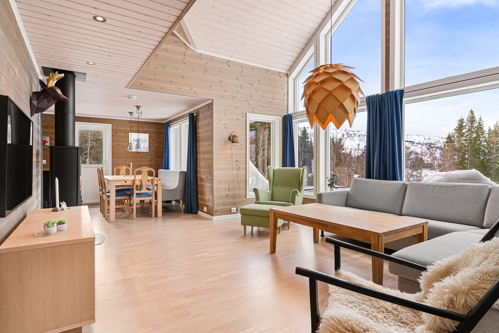 Stue og kjøkken i åpen løsning, men kjøkken likevel fint skjermet fra stuen Galleribilde