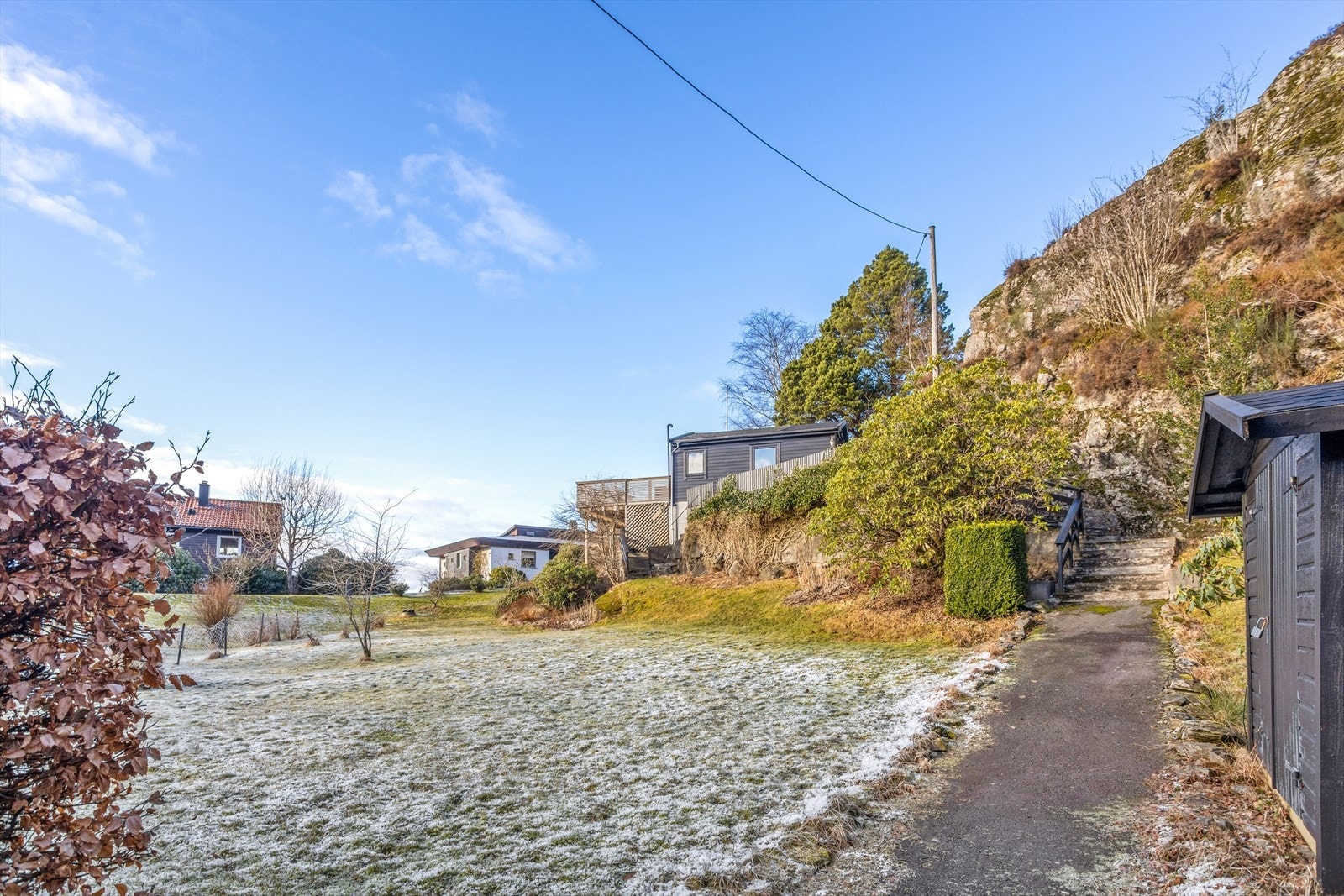 Parkeringsareal med adkomst mot hytta. Galleribilde