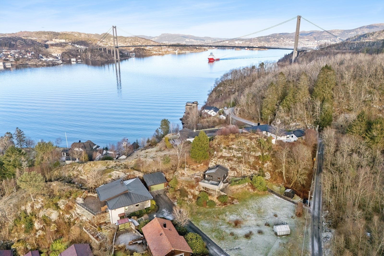 Askøy broen i bakkant. Galleribilde