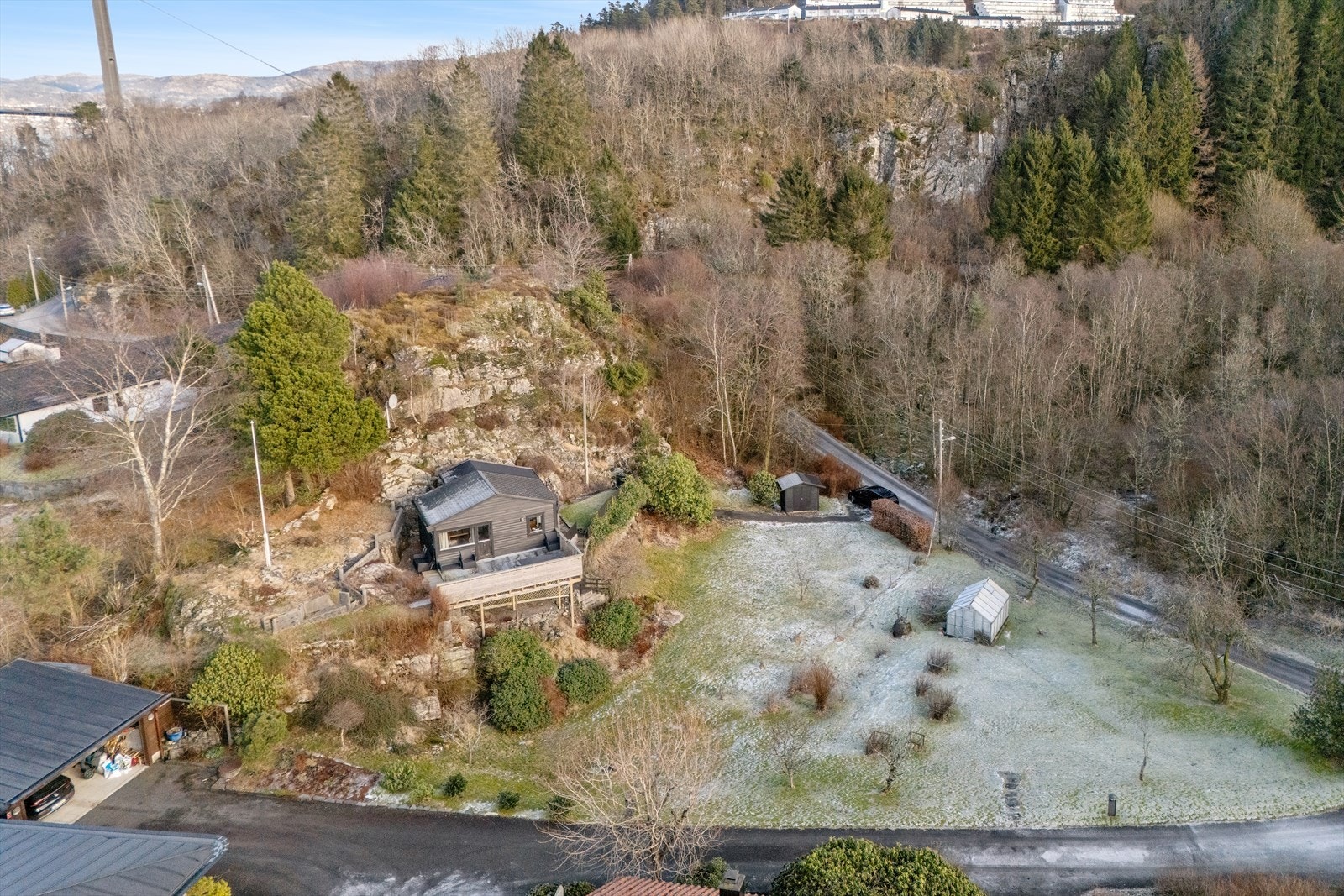Tomten er opparbeidet på nedre del og ellers naturtomt. Galleribilde