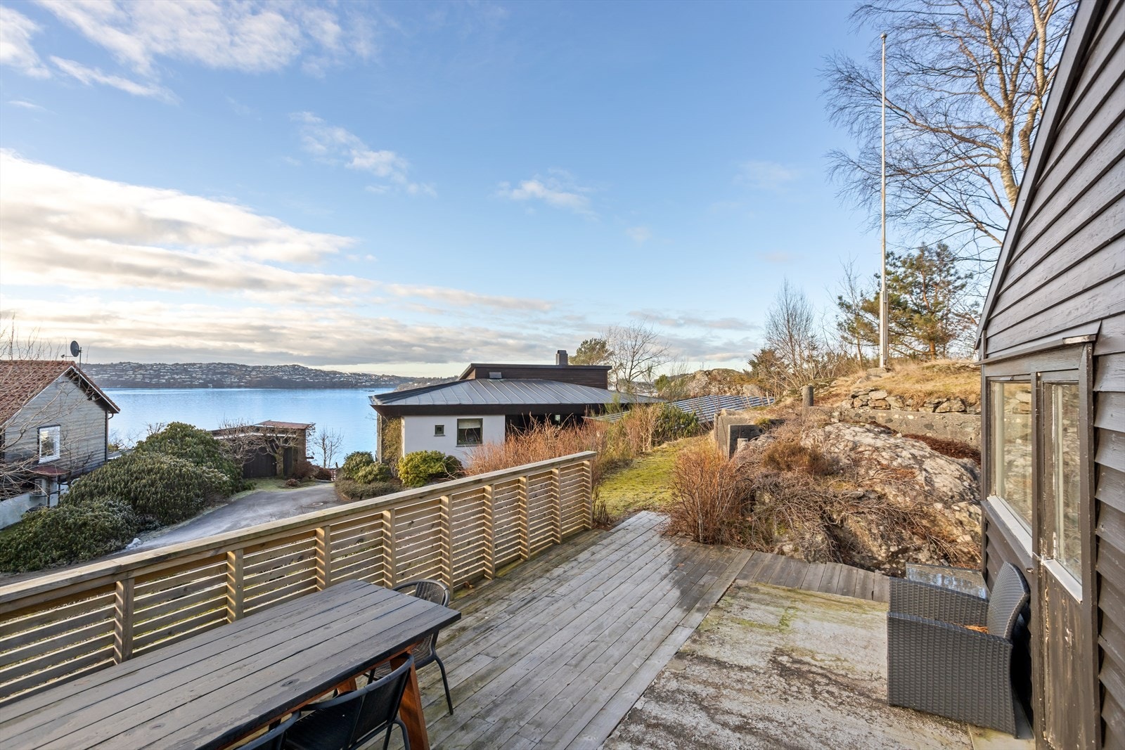 Vestvendt terrasse mot sjøen. Galleribilde