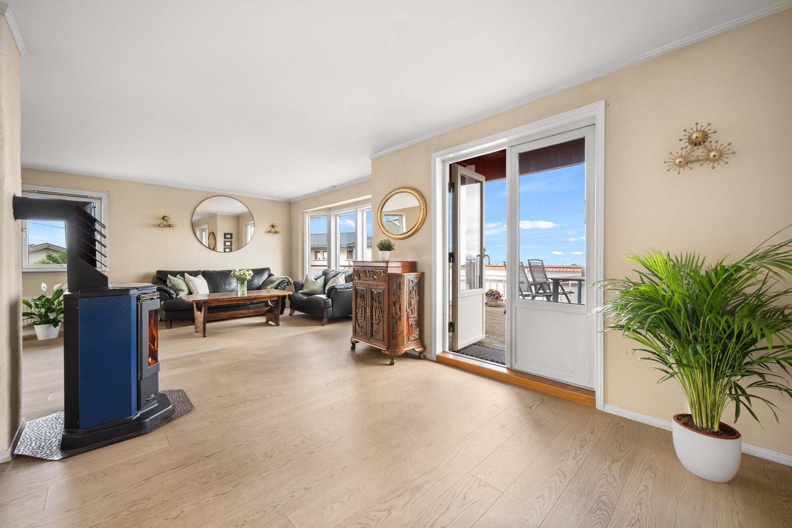 1. etasje inneholder entré, kjøkken, stue, soverom/kontor, gang og separat toalett. Galleribilde