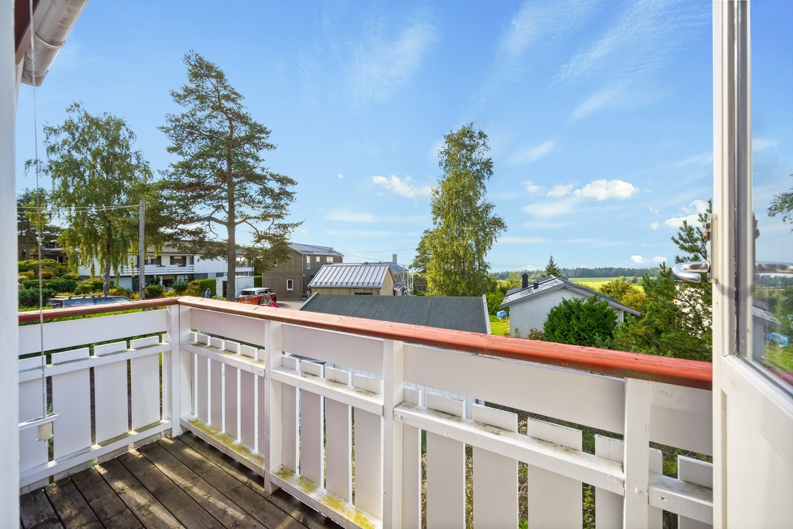 Fra to av soverommene er det utgang til en vestvendt balkong på ca. 3 kvm. Galleribilde