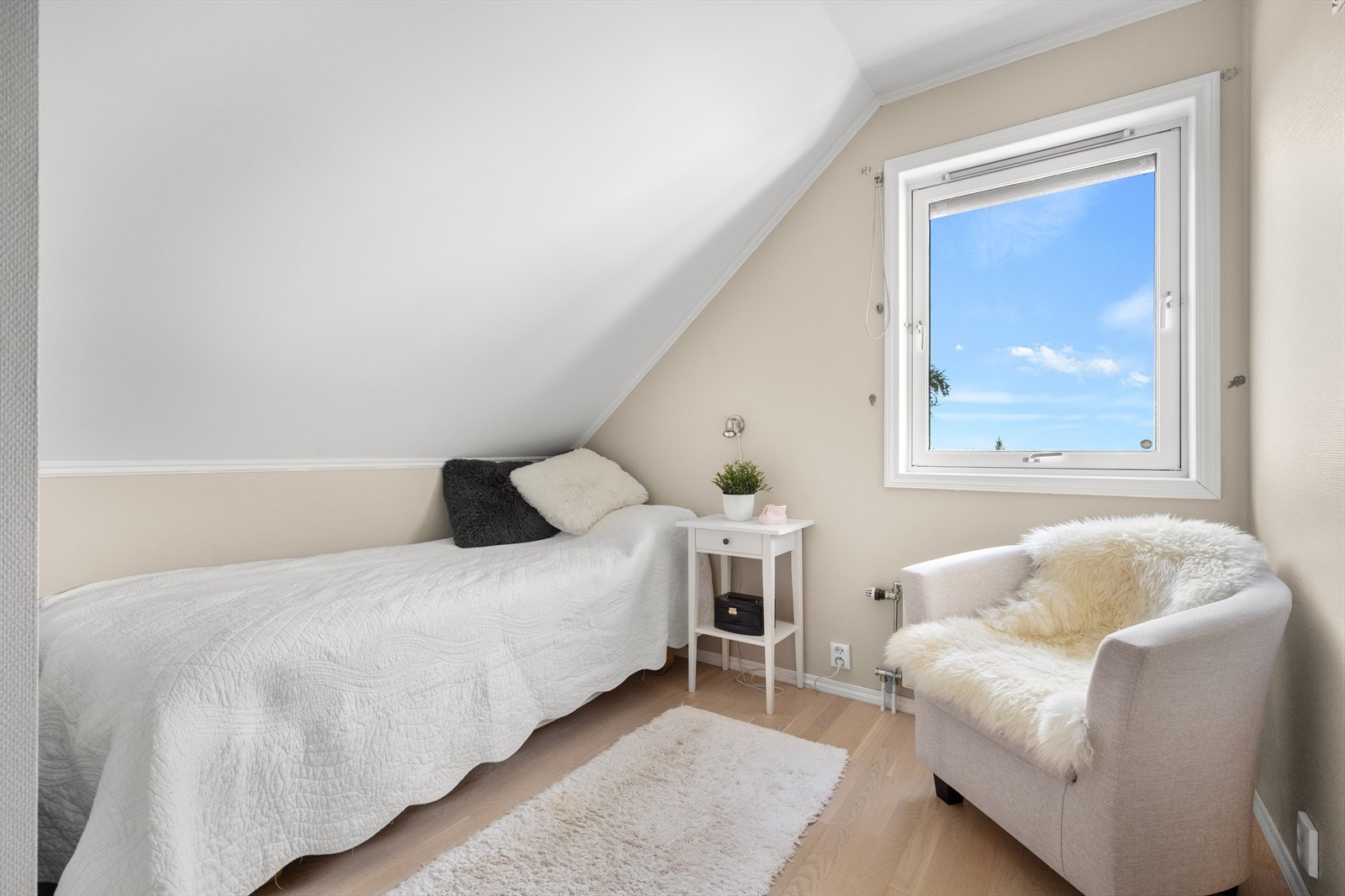 Det er god plass til seng, skrivepult og skap. Galleribilde