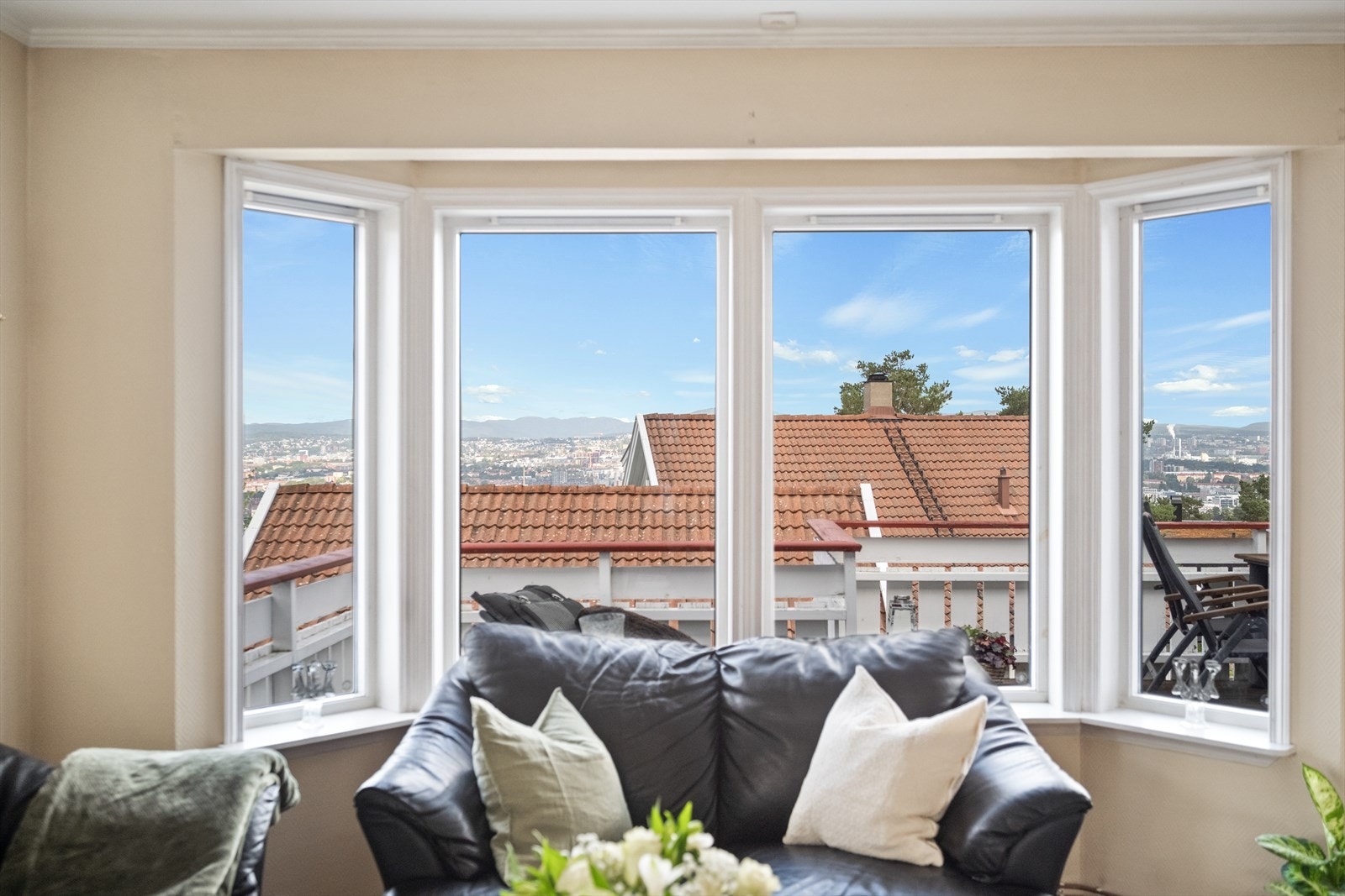 Nyt den herlige utsikten også fra stuen. Galleribilde