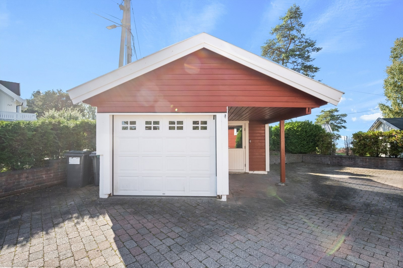 Det er garasje og flere biloppstillingsplasser på tomten. Galleribilde