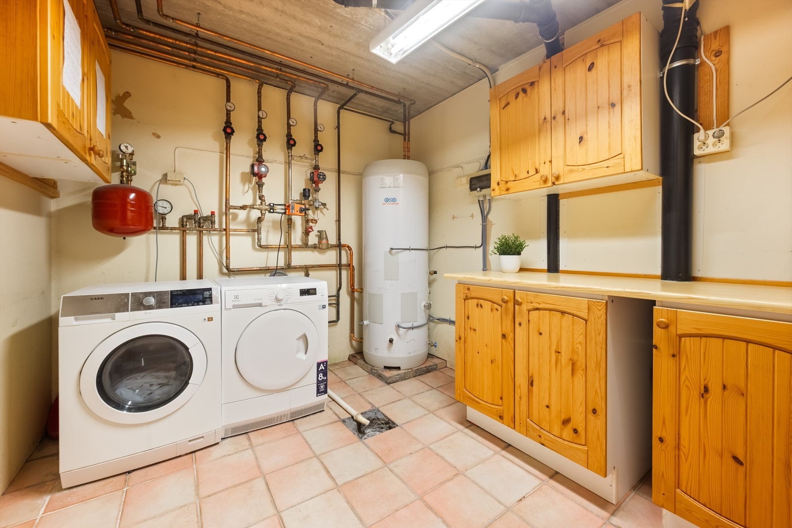 Teknisk rom/vaskerom i underetasjen. Galleribilde