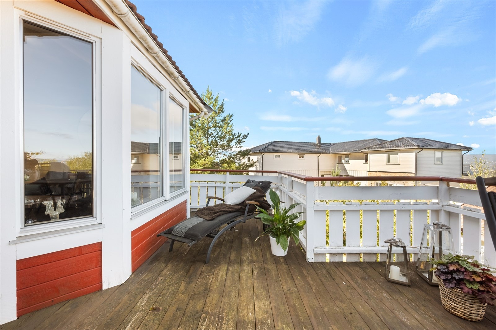 Uteplassen oppleves skjermet og privat med hekk og gjerde. Galleribilde