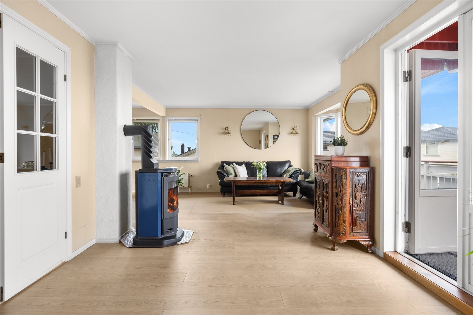 Boligen har en romslig og lys stue med peis og utgang til stor balkong. Galleribilde