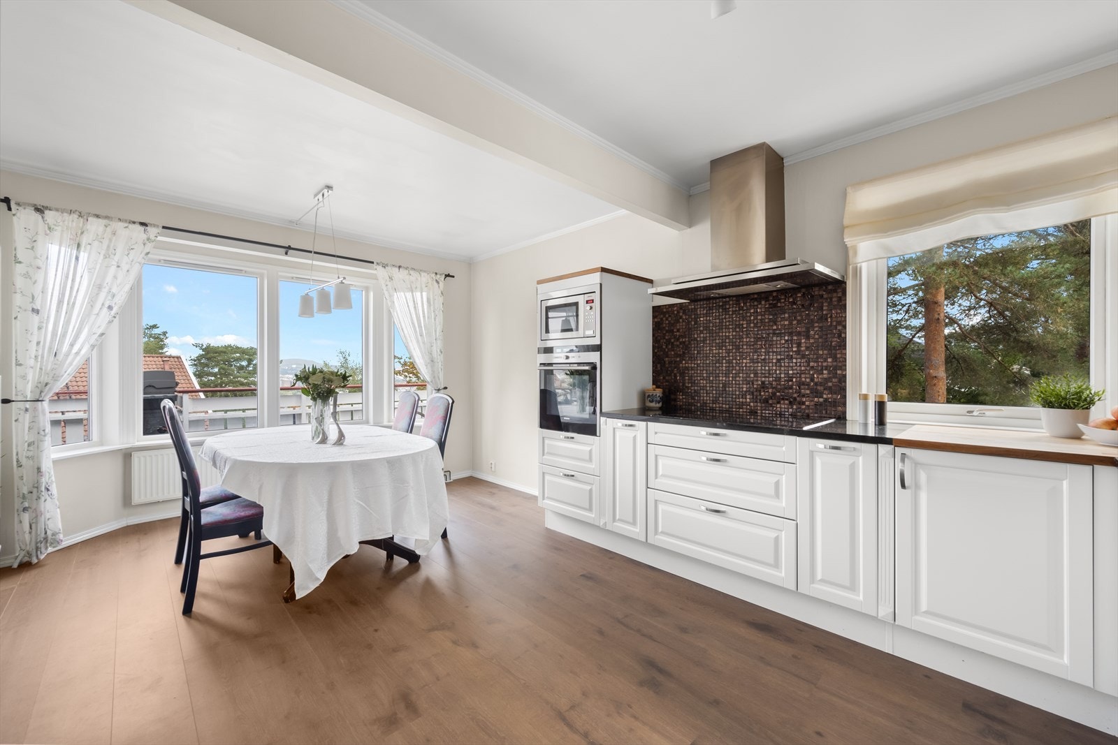 Lyst, klassisk og separat kjøkken med spiseplass. Galleribilde