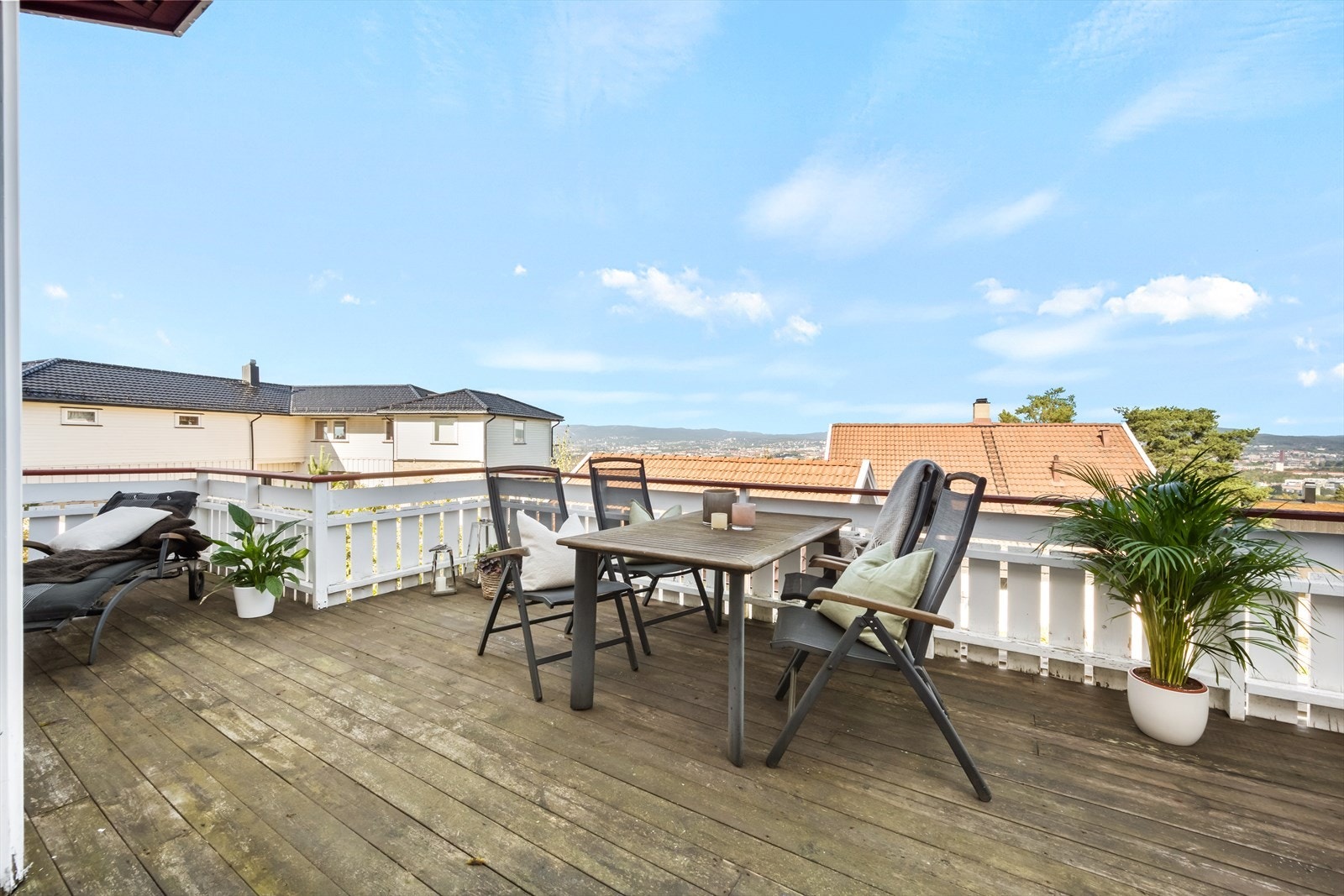 Her er det god plass til flere sittegrupper, grill og beplantning. Galleribilde