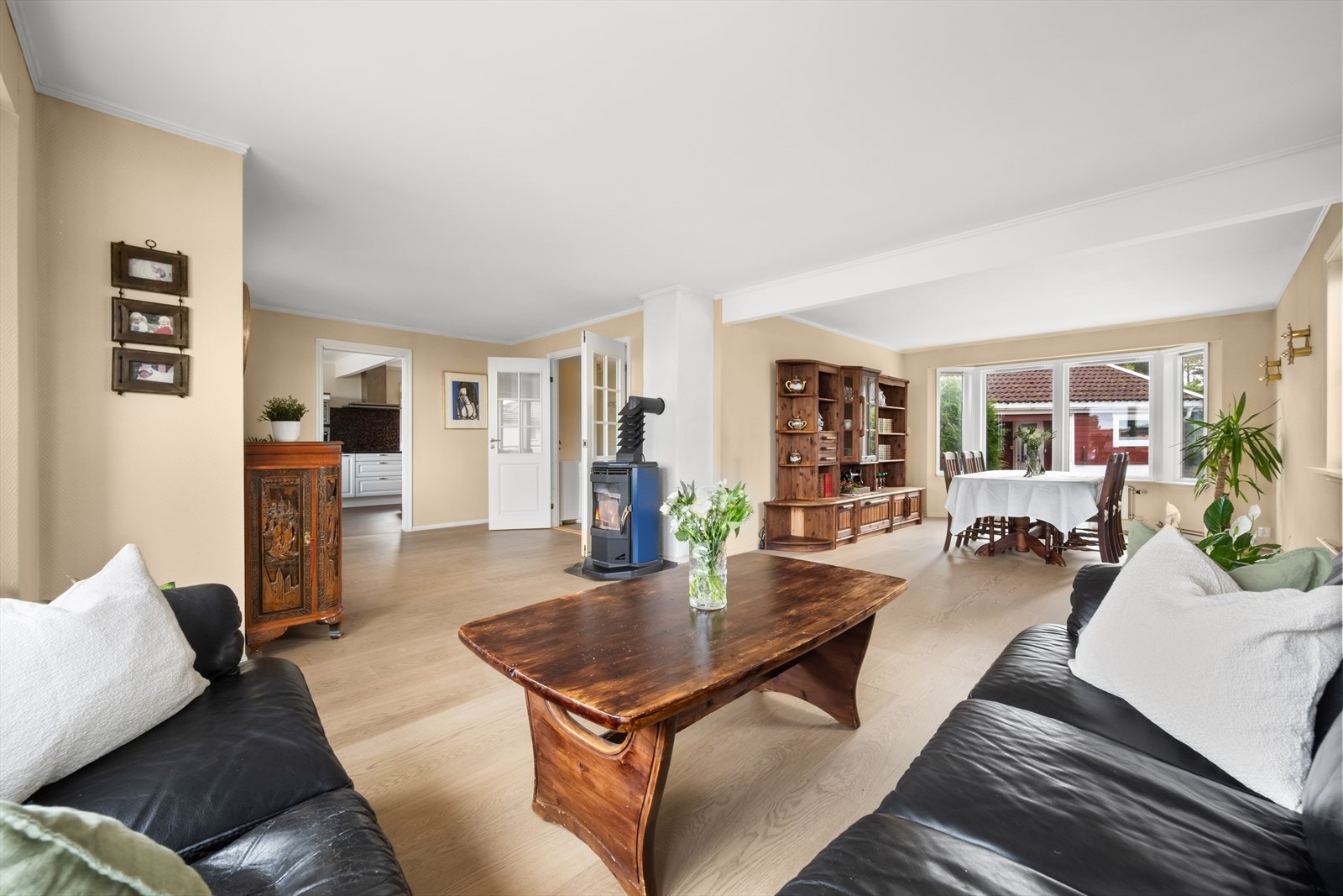 Stuen har en god utforming som gir rom for naturlige møbleringssoner. Galleribilde