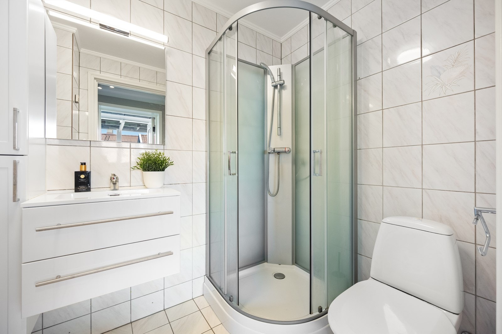 Hybel: Bad med flislagte overflater og vannbåren gulvvarme. Galleribilde