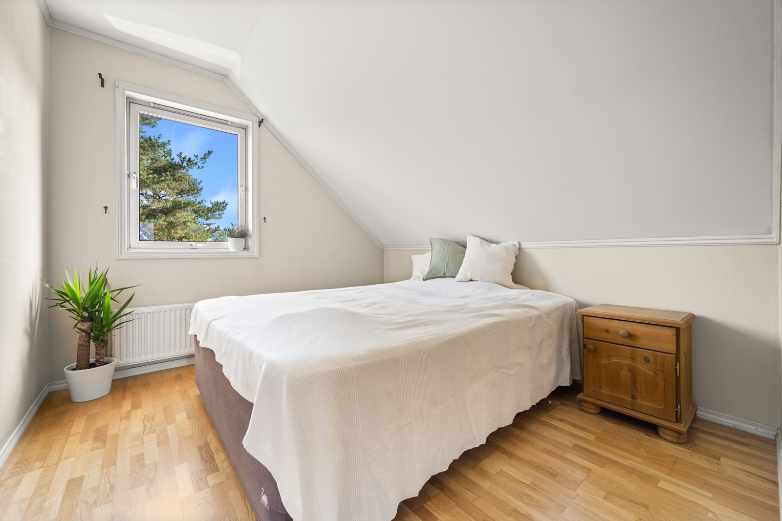 Hovedsoverommet har god plass til dobbeltseng, nattbord og skap. Galleribilde