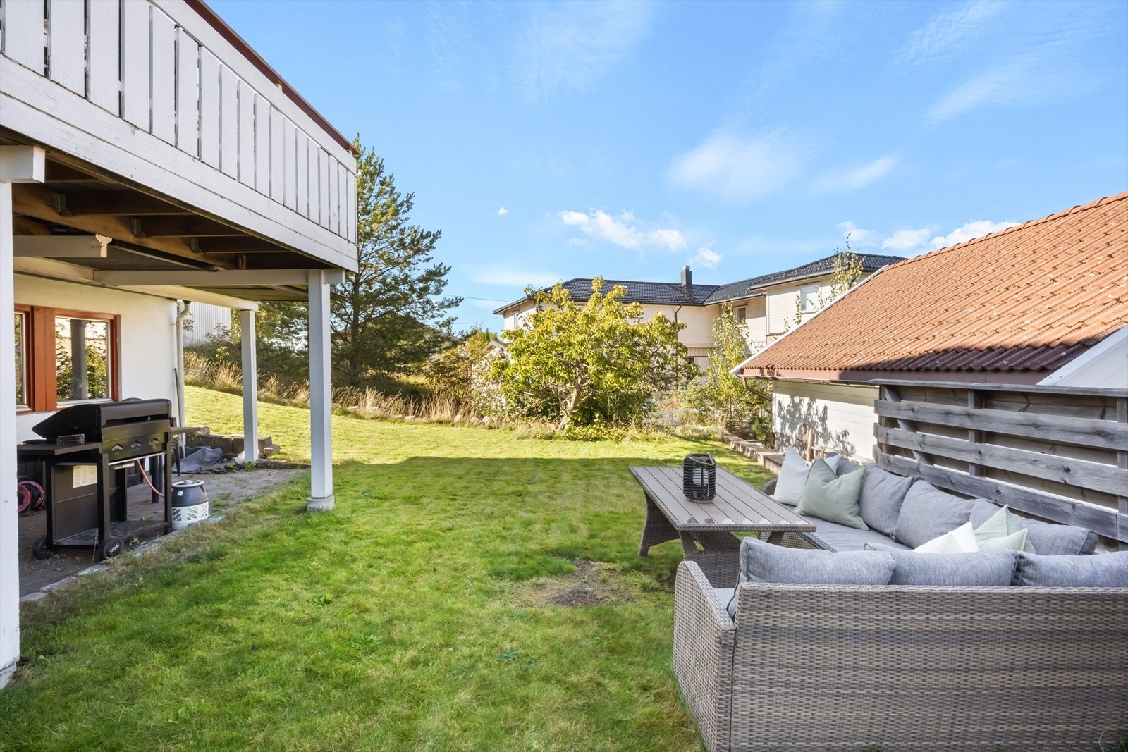 Hagen er pent opparbeidet med plen. Galleribilde