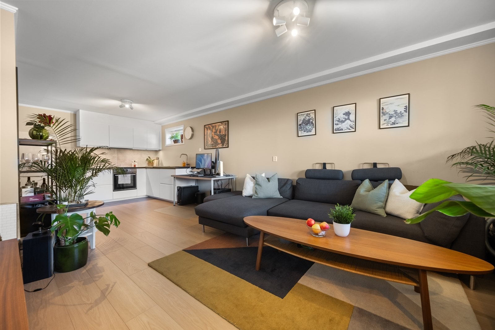 Hybel: Innbydende og arealeffektiv stue med plass til sofagruppe og spisebord. Galleribilde