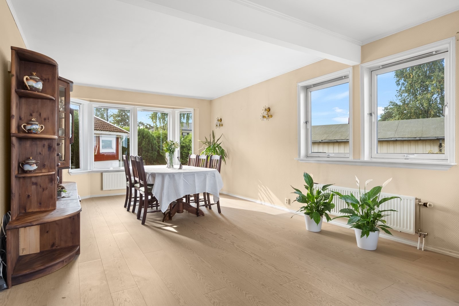 Det er mye naturlig lys i rommet fra store vindusflater og vinduer i tre retninger. Galleribilde