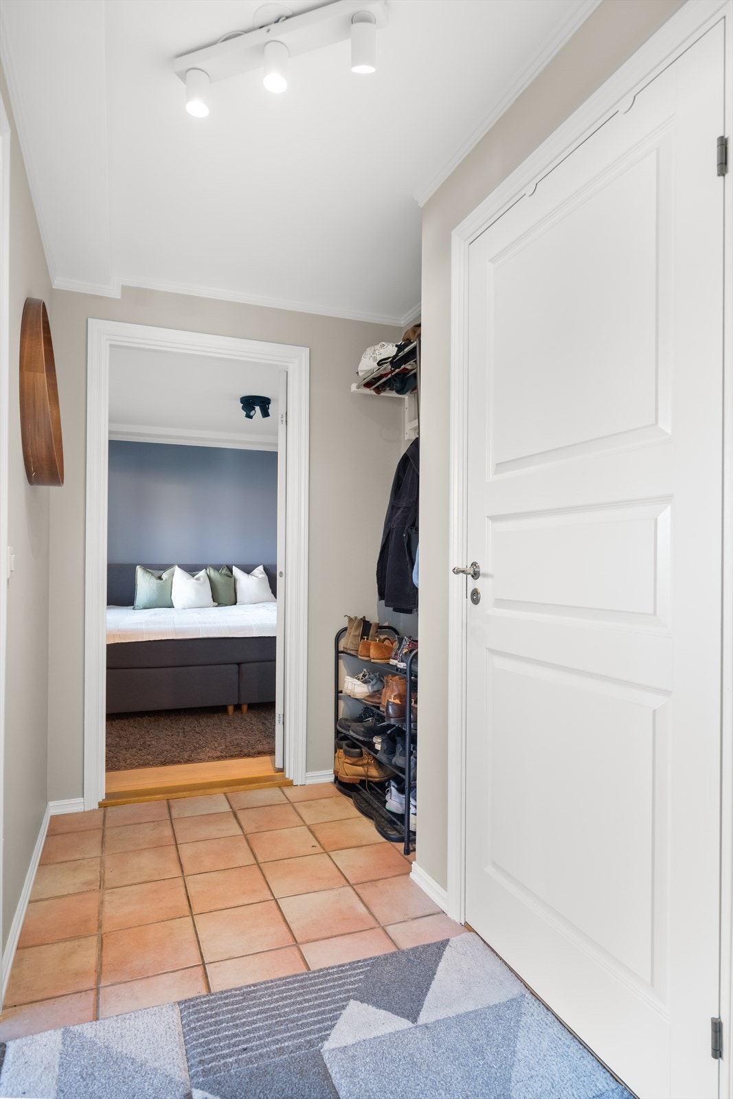 Hybelen er på ca. 53 kvm. og inneholder entré, kjøkken, stue, soverom og bad. Galleribilde