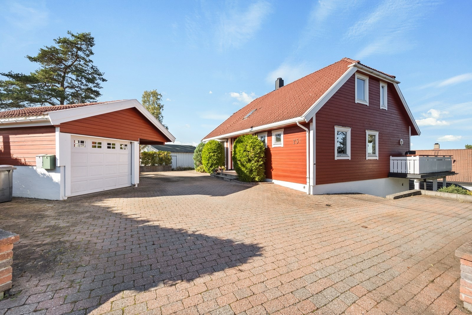 Du ankommer boligen via et hyggelig inngangsparti opparbeidet med brostein. Galleribilde