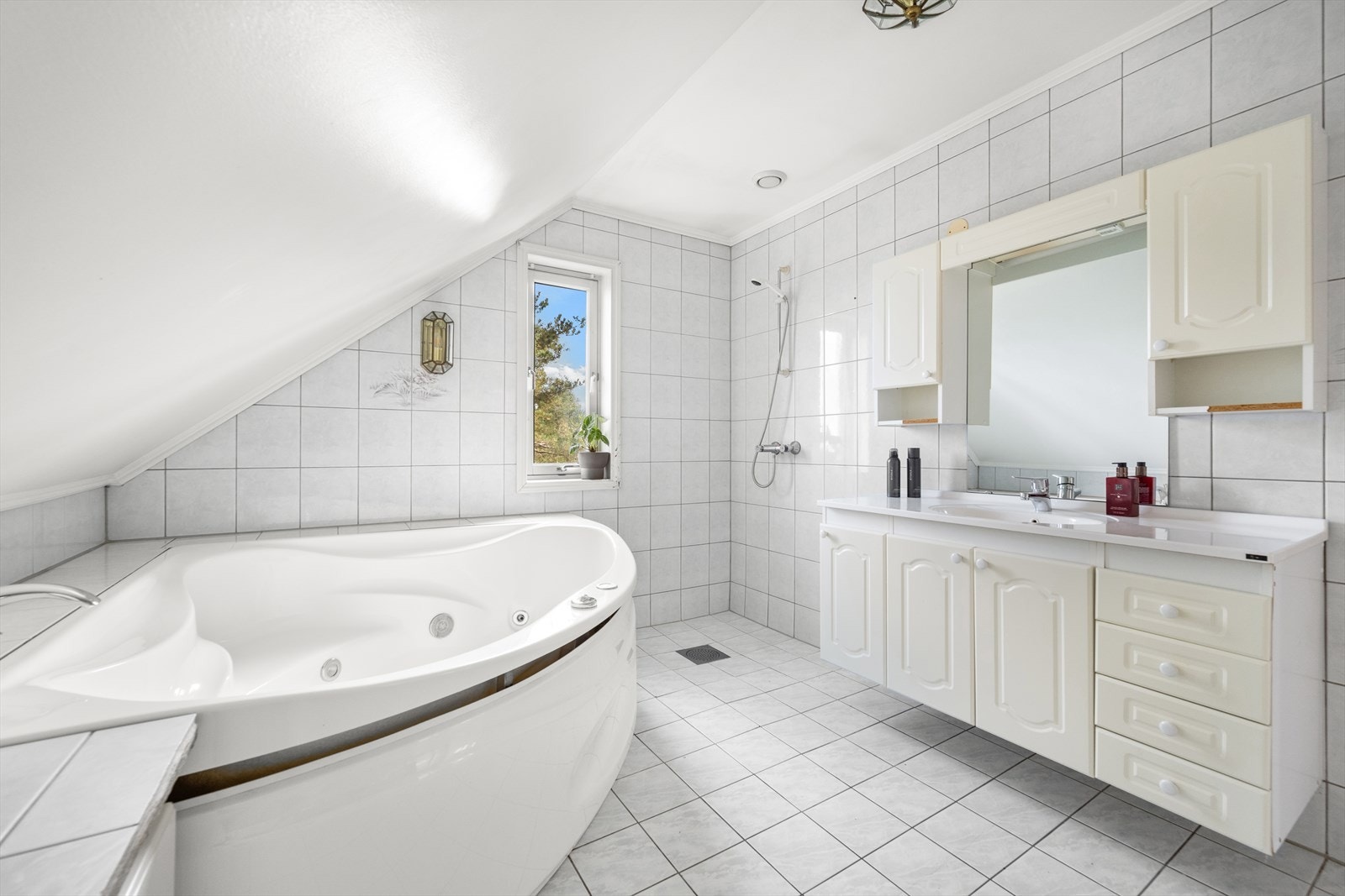 Badet er innredet med toalett, badekar (det opplyses at boblebadet ikke fungerer) og dusjhjørne. Galleribilde