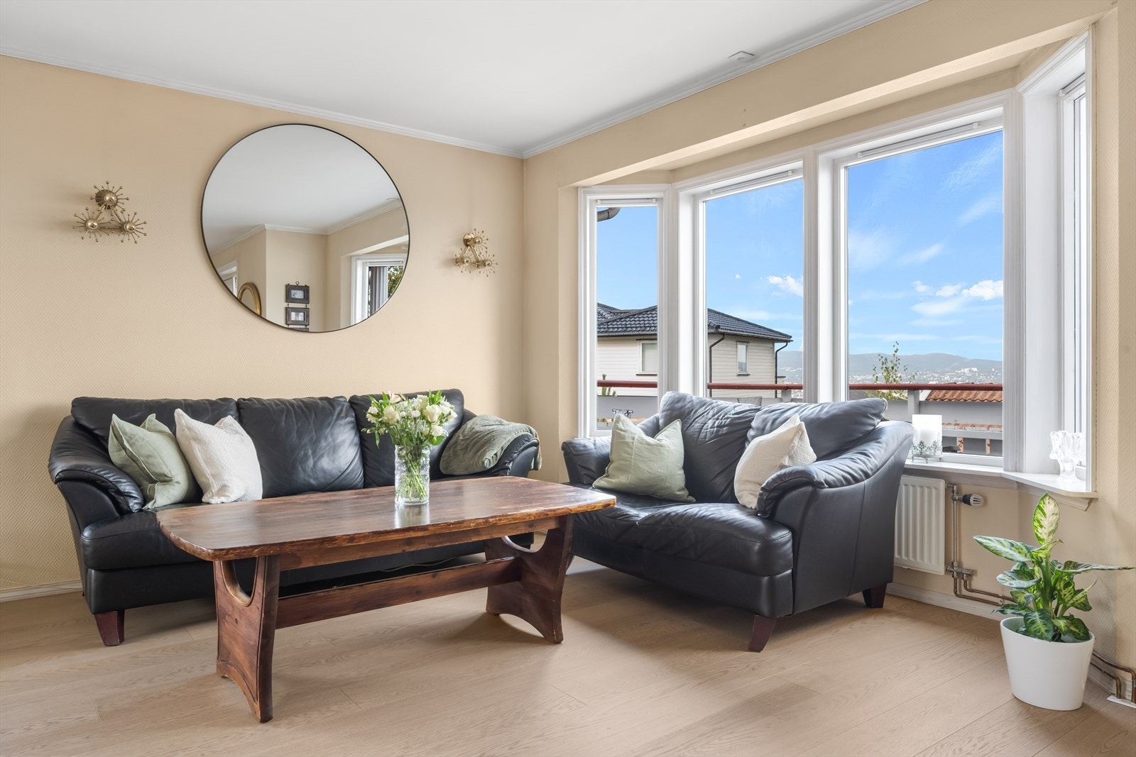 Boligen varmes opp via radiatorer tilknyttet vannbåren varme og stuen har peis. Galleribilde