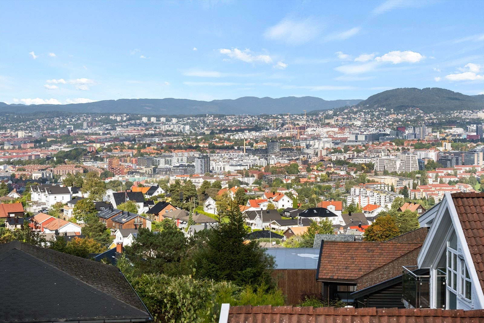 Enebolig over tre plan i et ettertraktet og barnevennlig boligområde. Her får man en herlig og langstrakt utsikt ut mot byen. Galleribilde