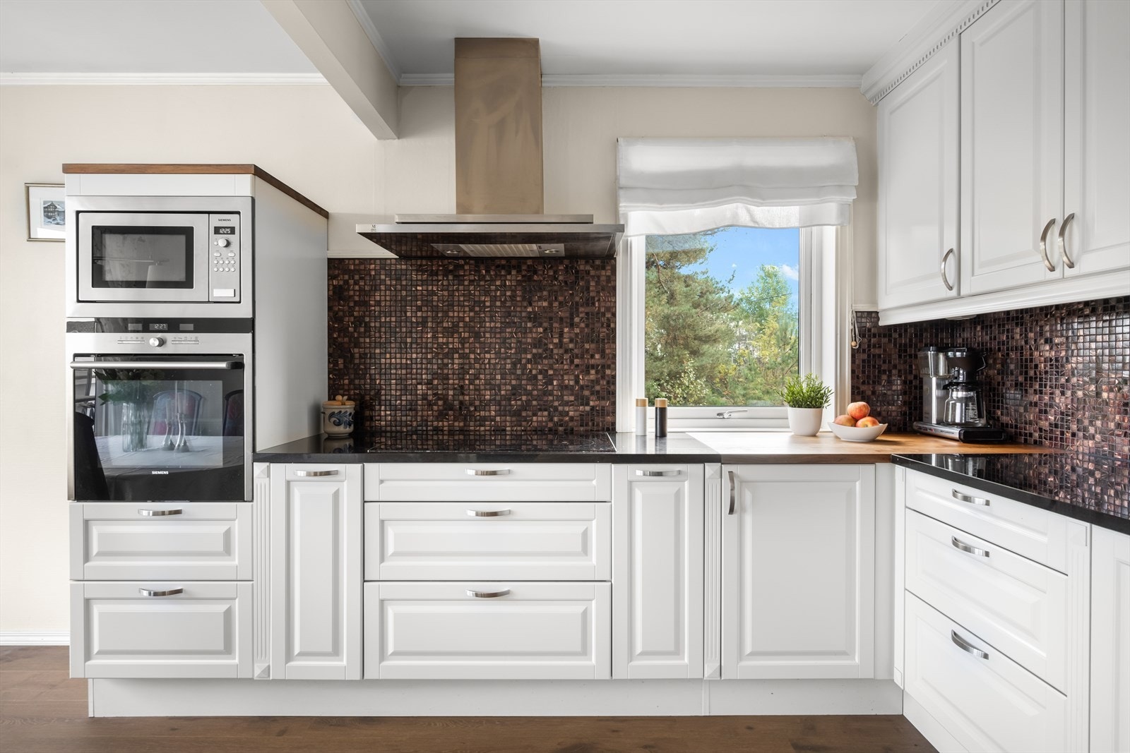 På kjøkkenet er det godt med lagringsplass i benkeskap, overskap og skuffer samt god plass til matlaging. Galleribilde