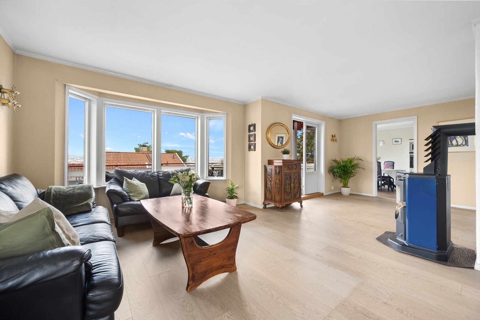 I stuen er det god plass til flere soner med både stor sofagruppe og spisebord. Galleribilde