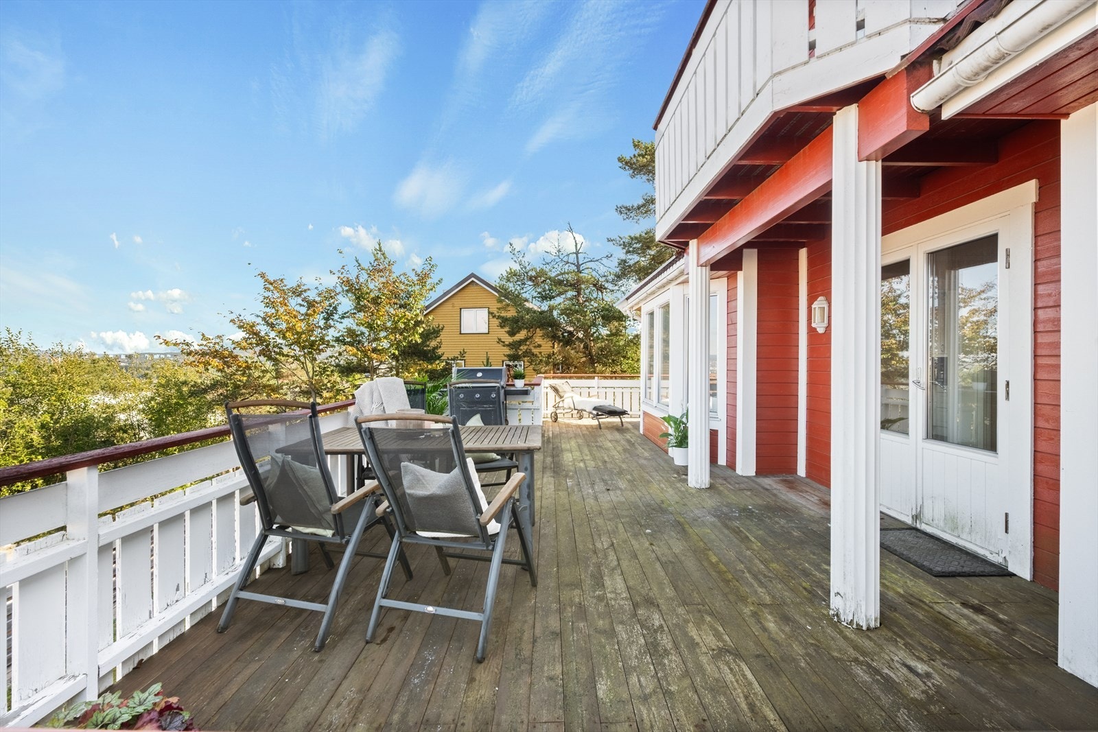 Boligen har en barnevennlig og funksjonell planløsning fordelt over tre plan. Det er hybel i underetasjen med egen inngang. Galleribilde