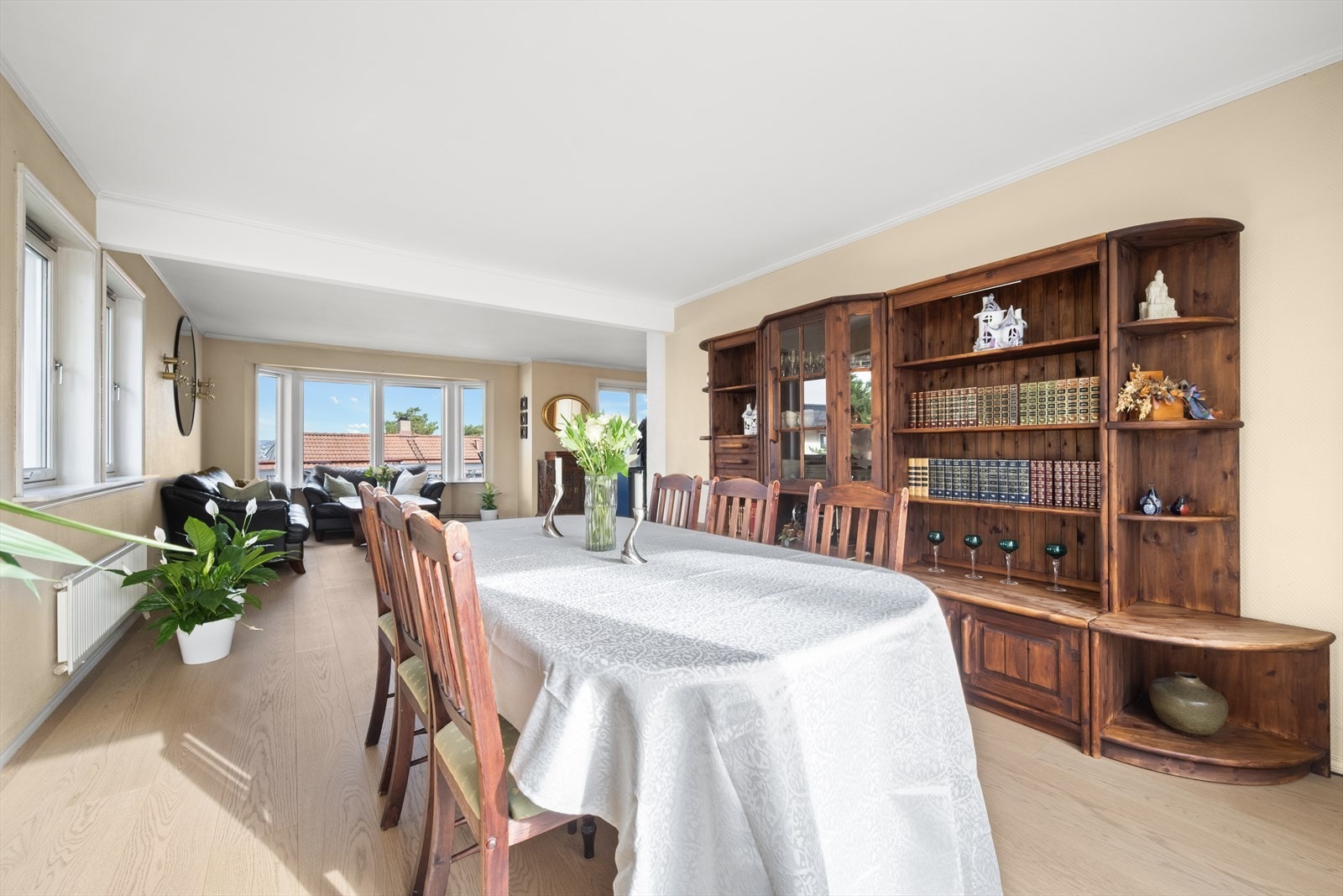 Stuen har pene overflater med enstavs parkett og vegger malt i en lun, tidsriktig fargetone. Galleribilde