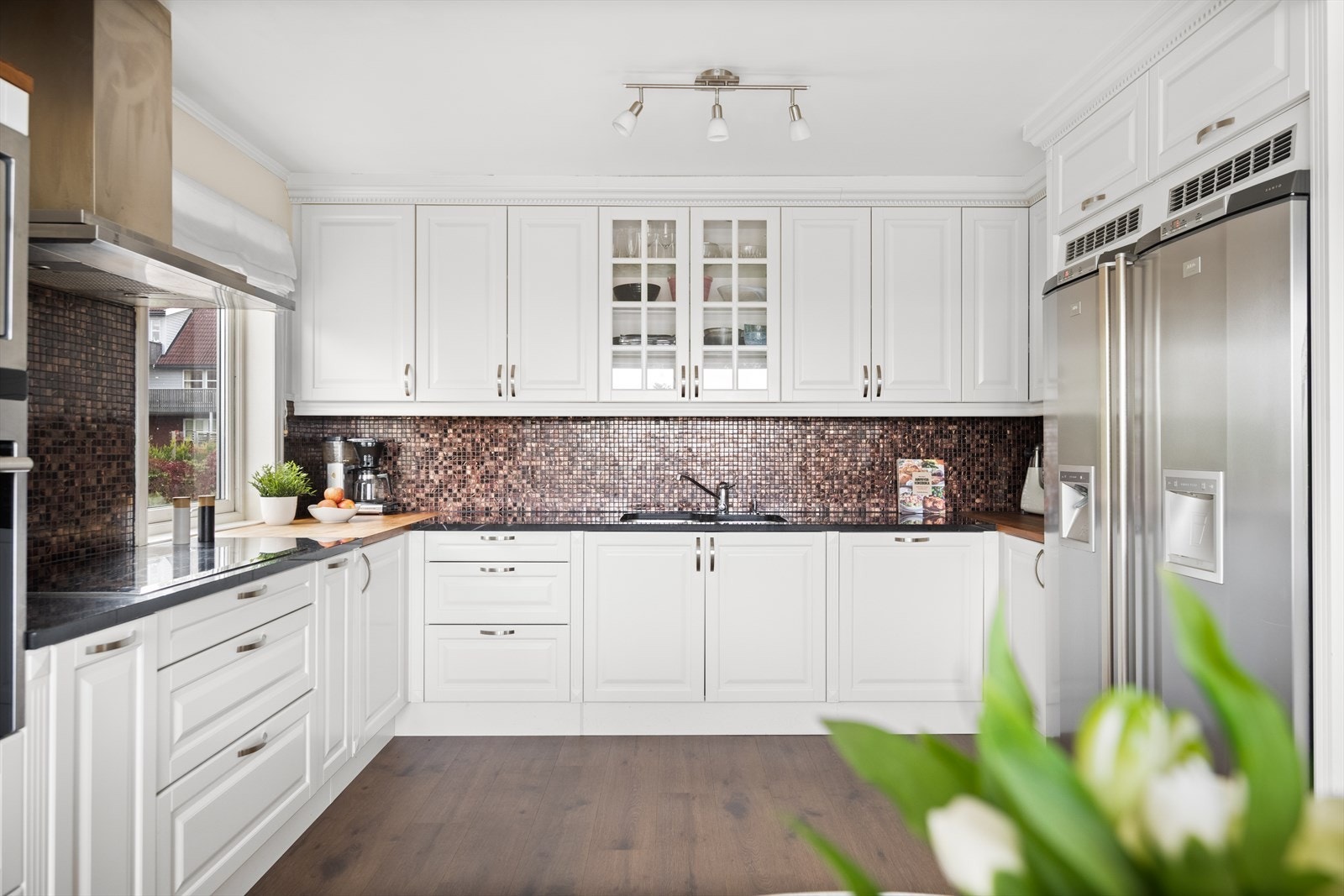 Hvitevarene består av integrert platetopp, stekeovn, mikrobølgeovn og oppvaskmaskin samt avsatt plass til frittstående kjøleskap. Det er avtrekk over stekesonen. Galleribilde