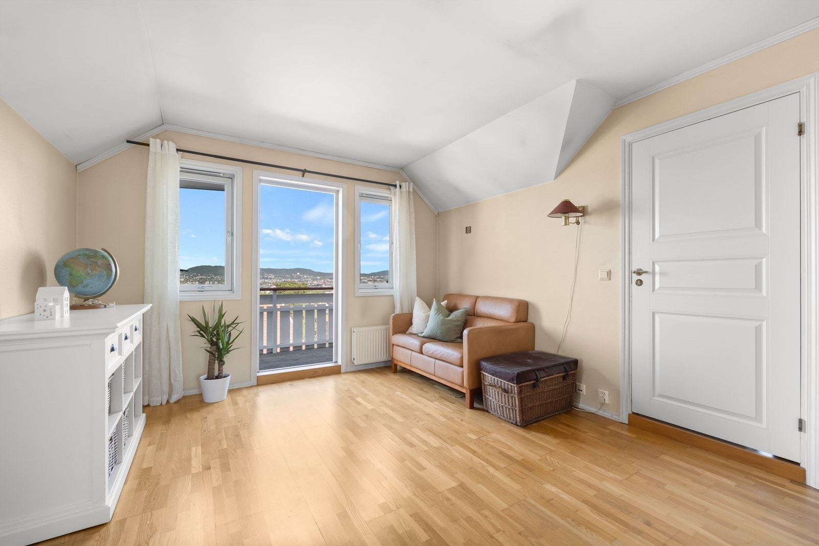 I 2. etasje er det en hyggelig, ekstra stue. Her er det plass til sofagruppe med tilhørende møblement som sofabord og tv-benk. Galleribilde