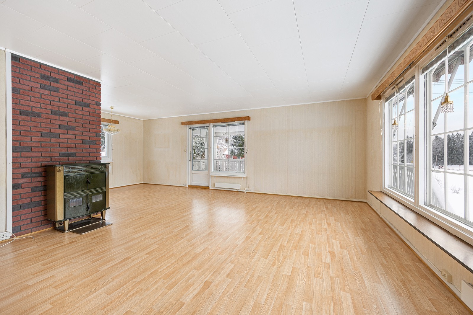 Fra stuen er det utgang til en sydvendt, overbygd veranda på ca. 38 kvm. Galleribilde