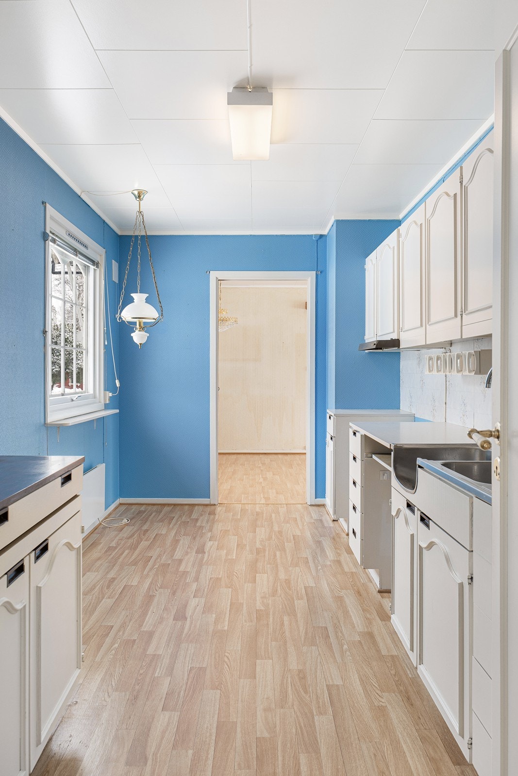 Videre er kjøkkenet utstyrt med ventilator, benkestikk og benkebelysning. Galleribilde