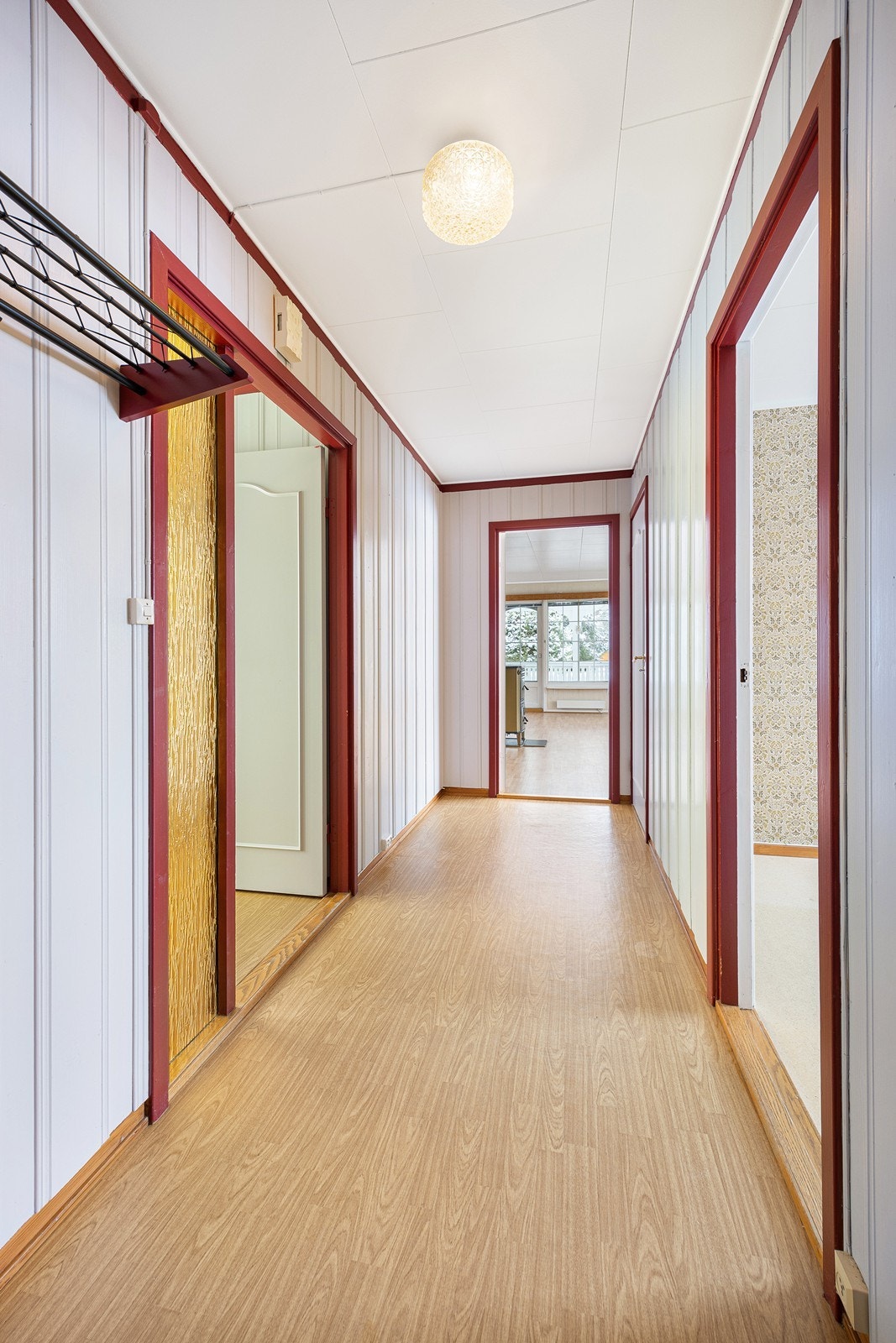 Det er plass til knaggrekker og skohylle, og entreen ligger i hendig tilknytning til et separat wc-rom. Galleribilde