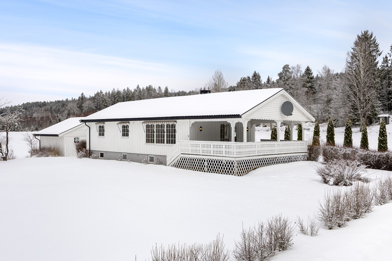 Eiendommen ligger landlig og naturskjønt til. Rundt boligen er det en stor, solrik og tilnærmet flat hage med mye boltreplass, og tomten er pent opparbeidet med plen, prydbusker og trær. Galleribilde