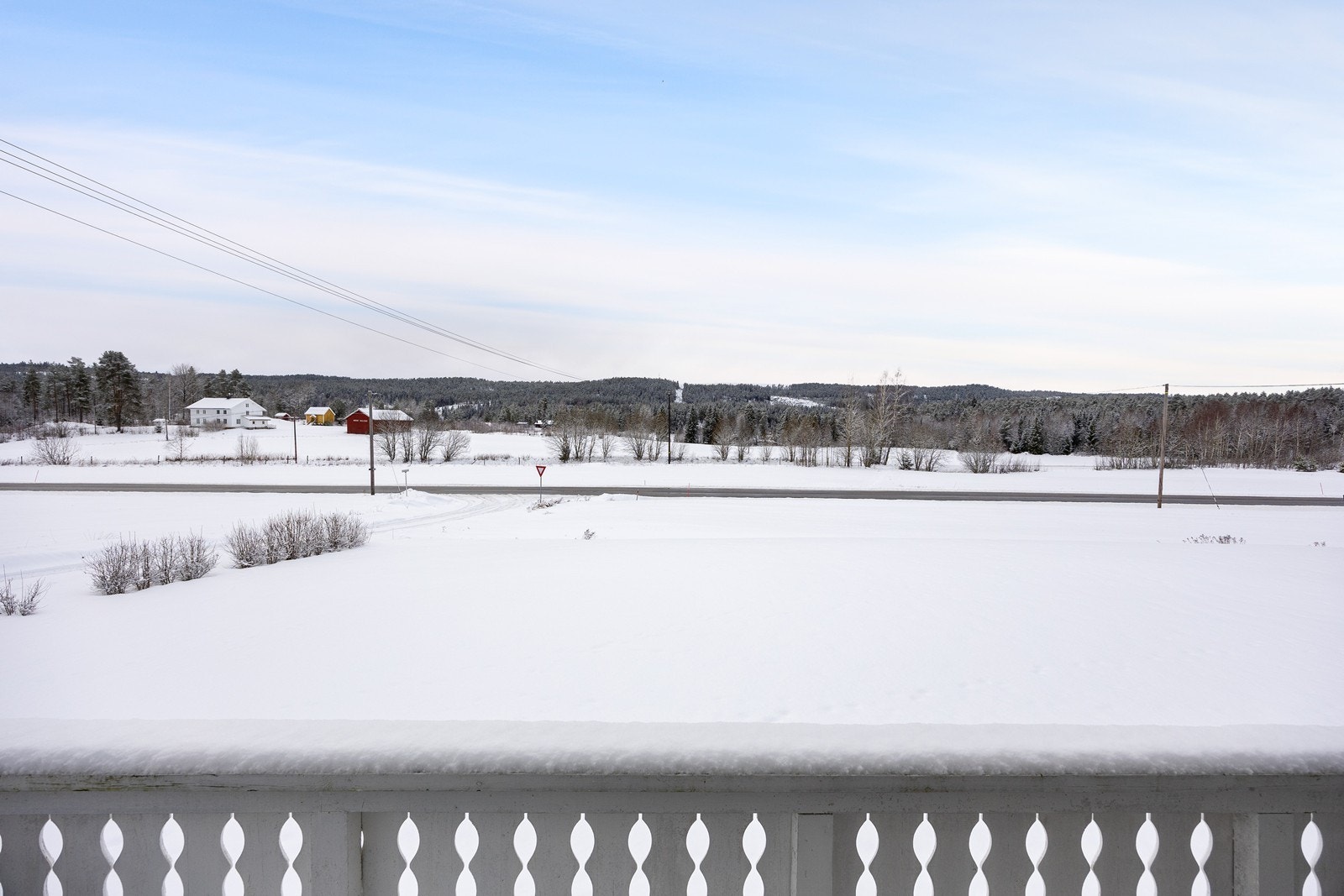 Stormoenveien 6 ligger i et landlig område på Skulerud, omtrent 10 km fra Hemnes sentrum. Området byr på gode turmuligheter i nærliggende skog og mark, samt kort vei til Skulerudsjøen som har brygger og badeplass. Galleribilde