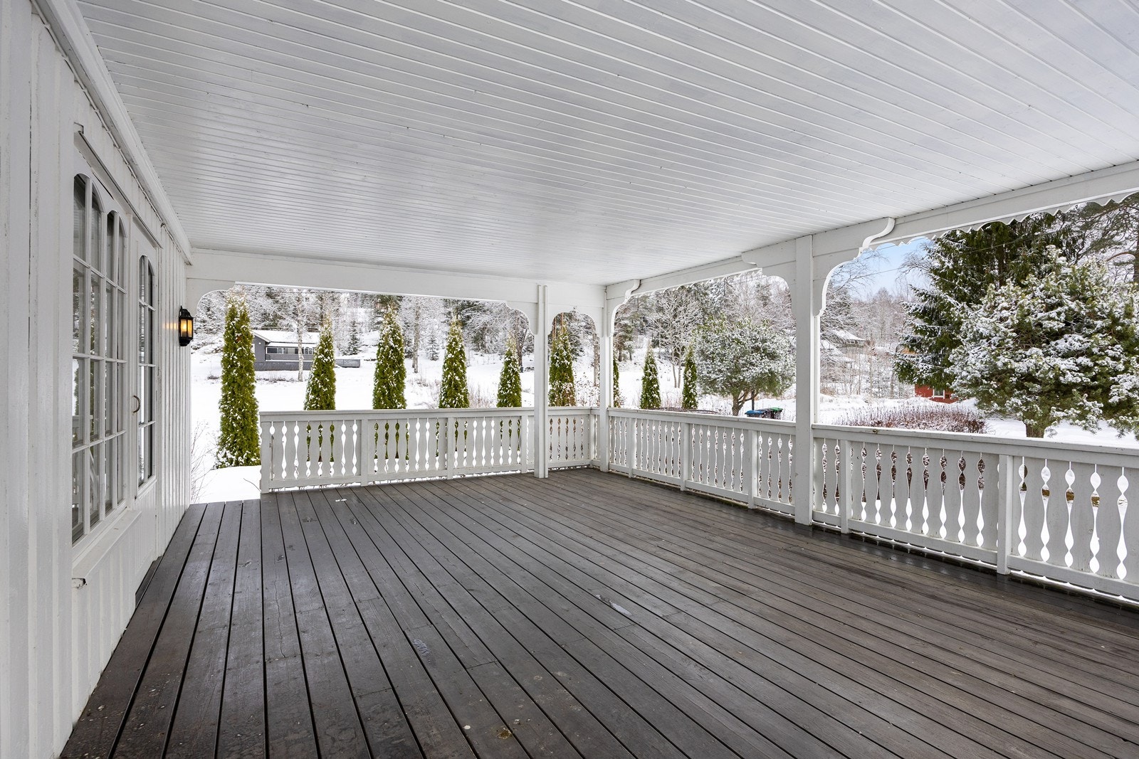 Her er det utmerket plass til grill og ønsket utemøblement, og overbygget sørger for brukstid selv i litt ruskevær. Galleribilde