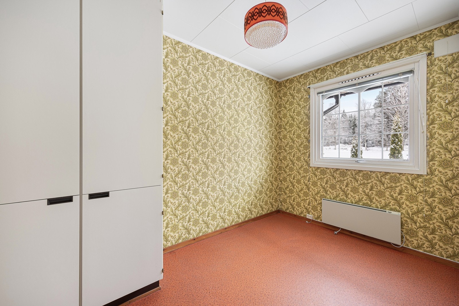 Rommene har store vinduer som sørger for både rikt, naturlig lysinnslipp og gode luftemuligheter, og utsikten er landlig og fin. Galleribilde