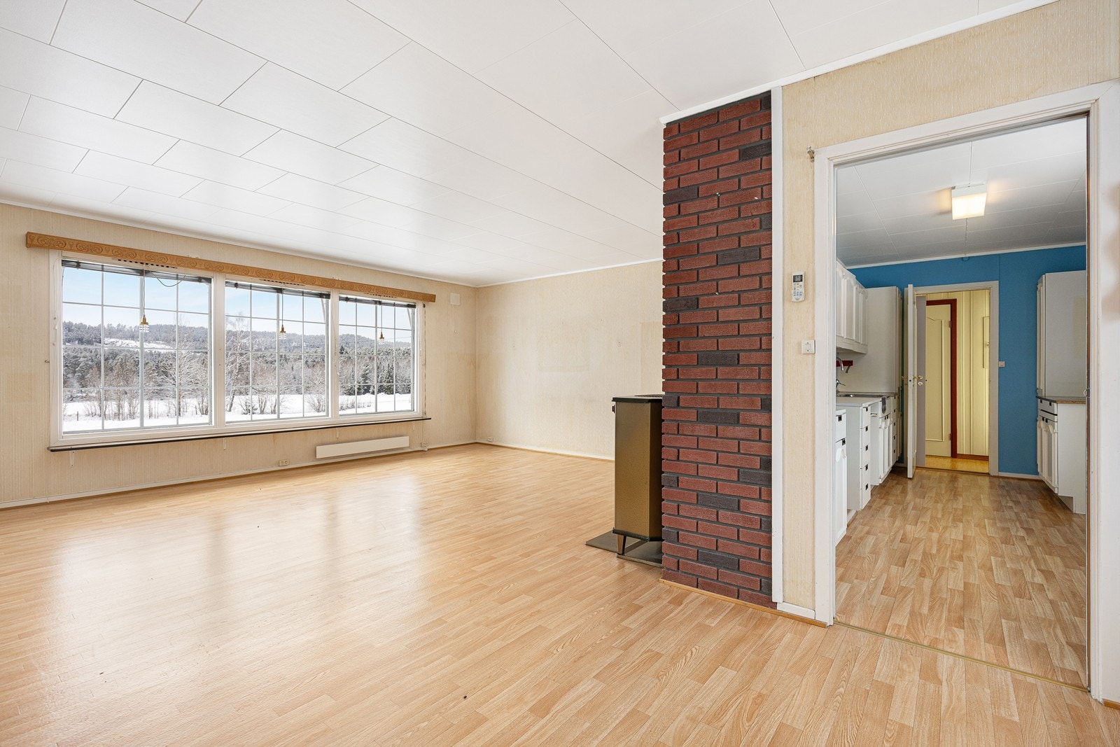 Stuen oppleves som luftig og romslig, og den vinklede planløsningen gir fine, definerte soner for møblering. Galleribilde