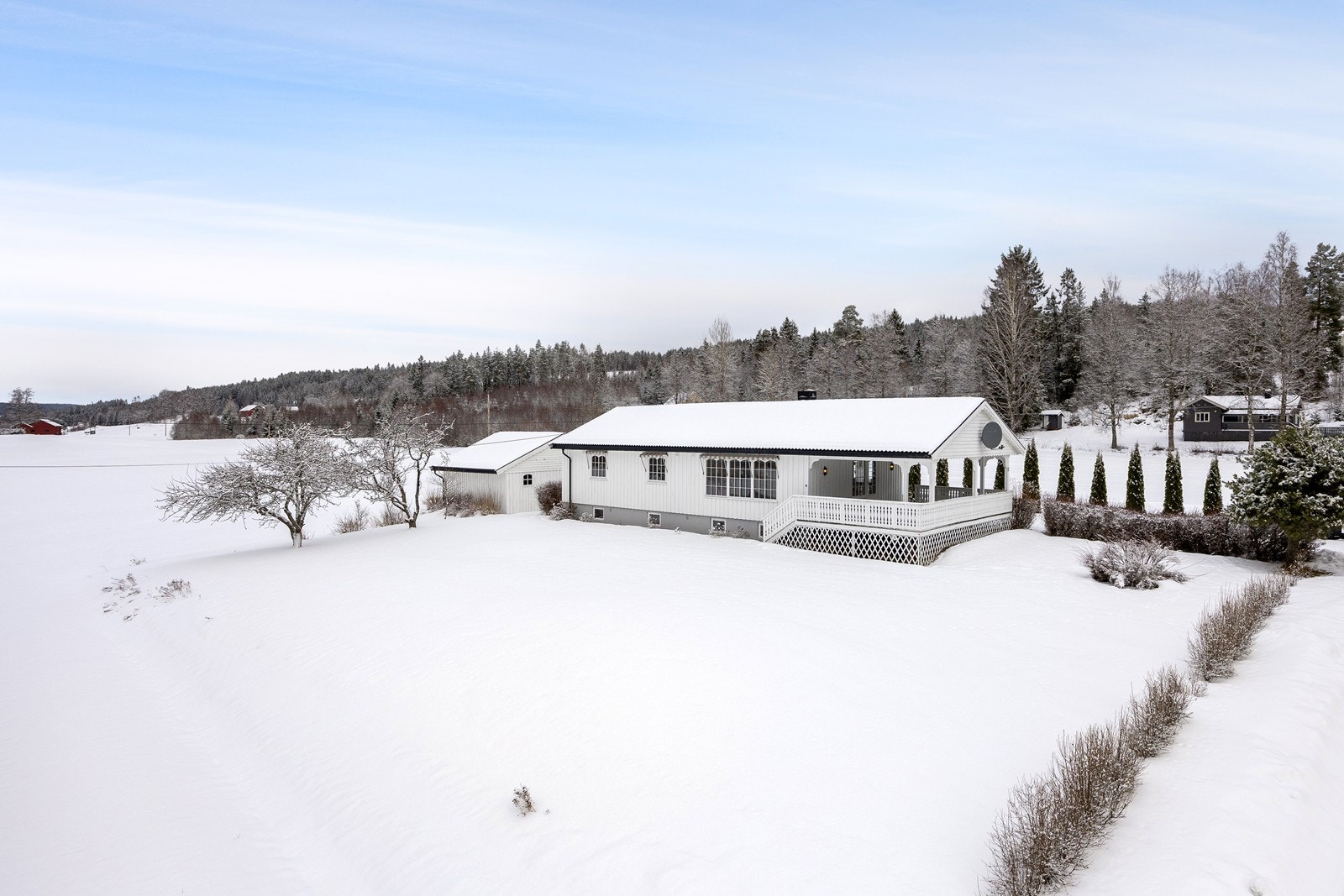 Tomten er på totalt ca 3,3 mål, og i henhold til gårdskartet er 1700 kvm av dette dyrket mark. Galleribilde