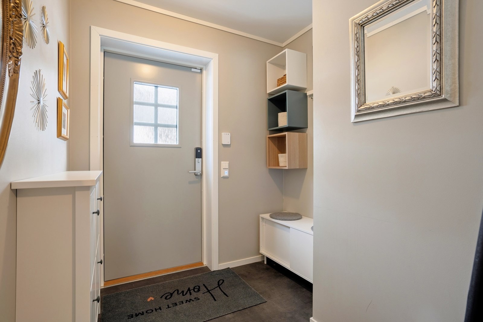 Entréen gir et godt førsteinntrykk og har god plass til oppbevaring av yttertøy og sko. Galleribilde