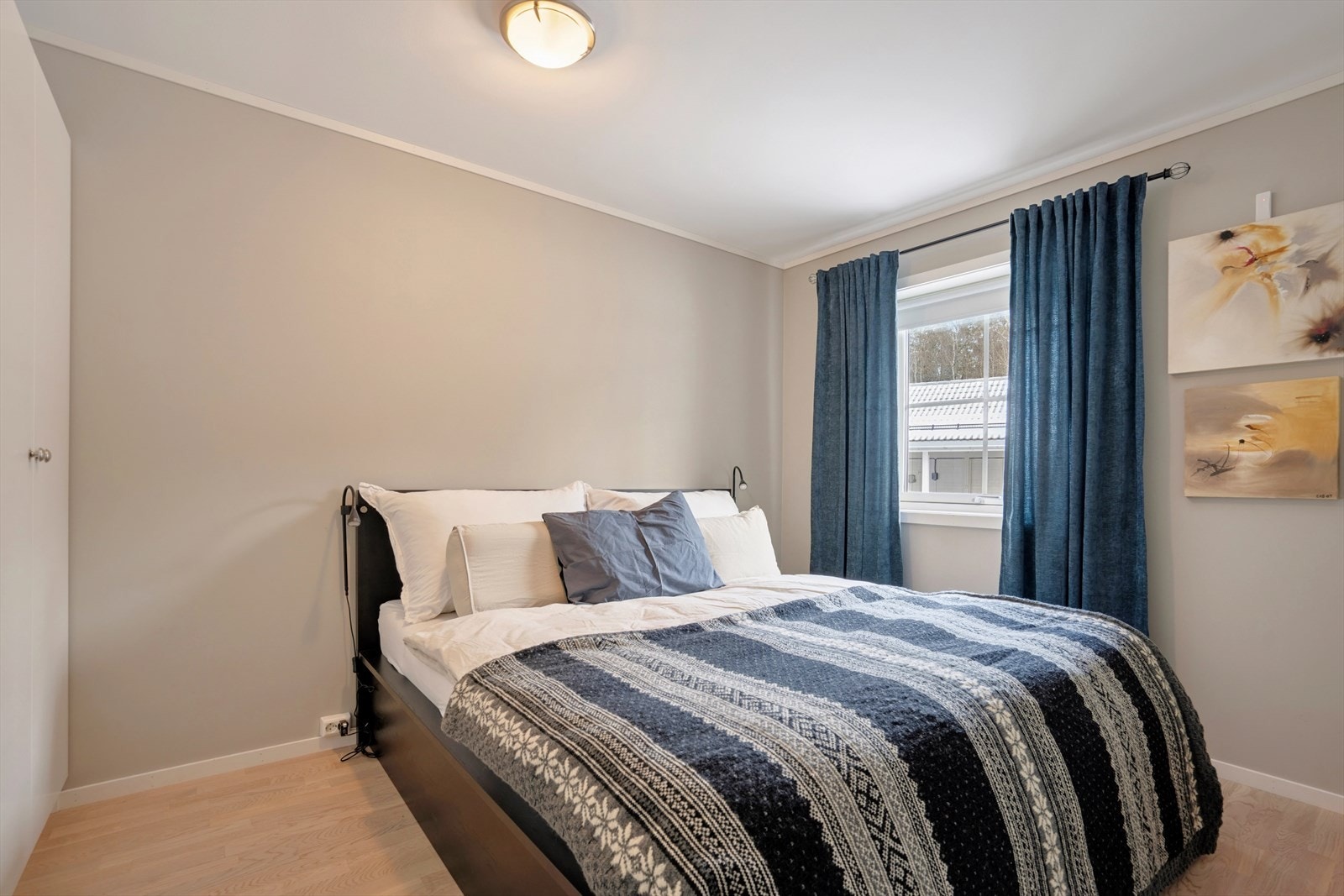 Leiligheten har to soverom av god størrelse, begge med plass til seng og garderobeløsninger. Galleribilde