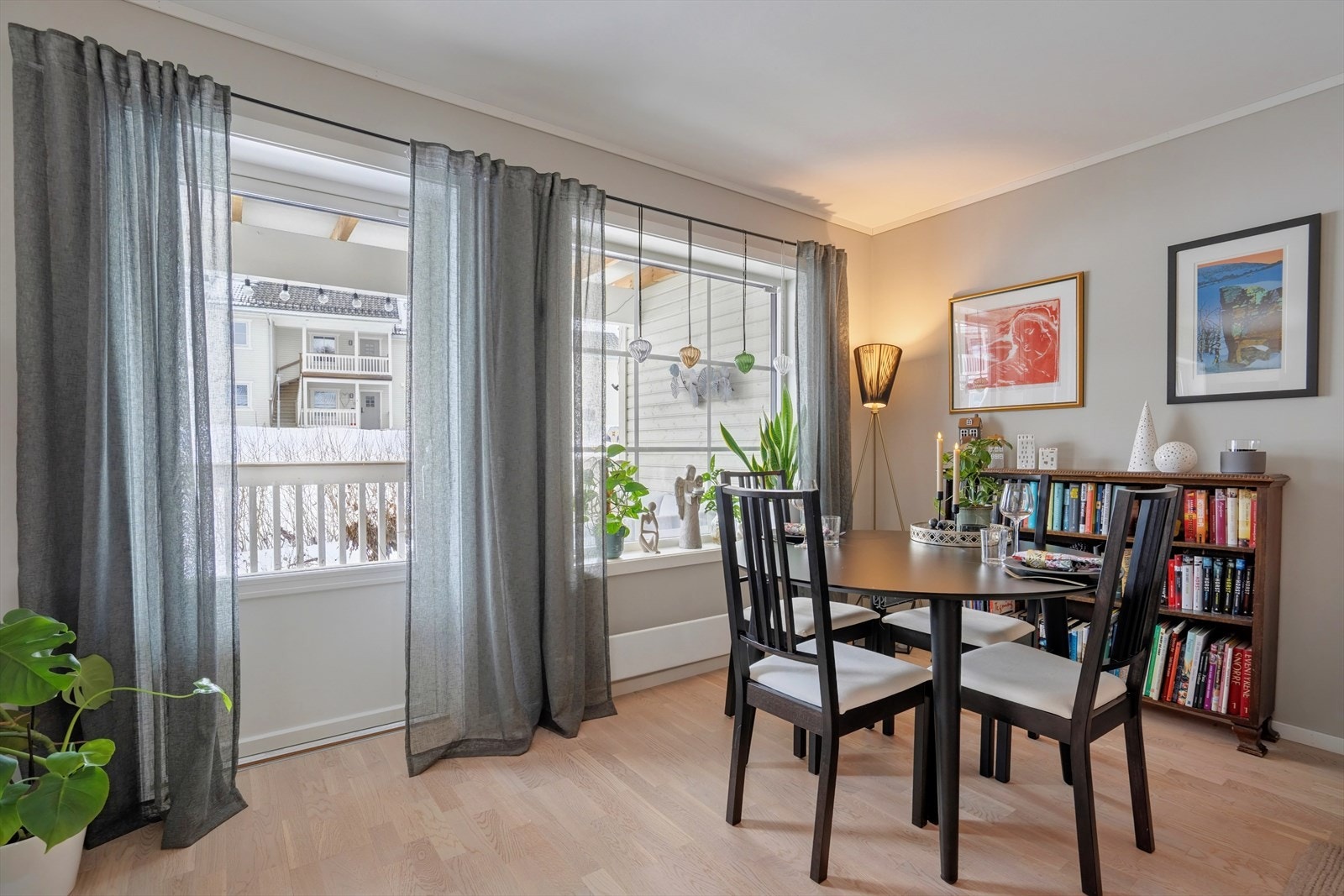 Rommet er lyst og romslig, med store vindusflater som slipper inn rikelig med naturlig lys. Galleribilde