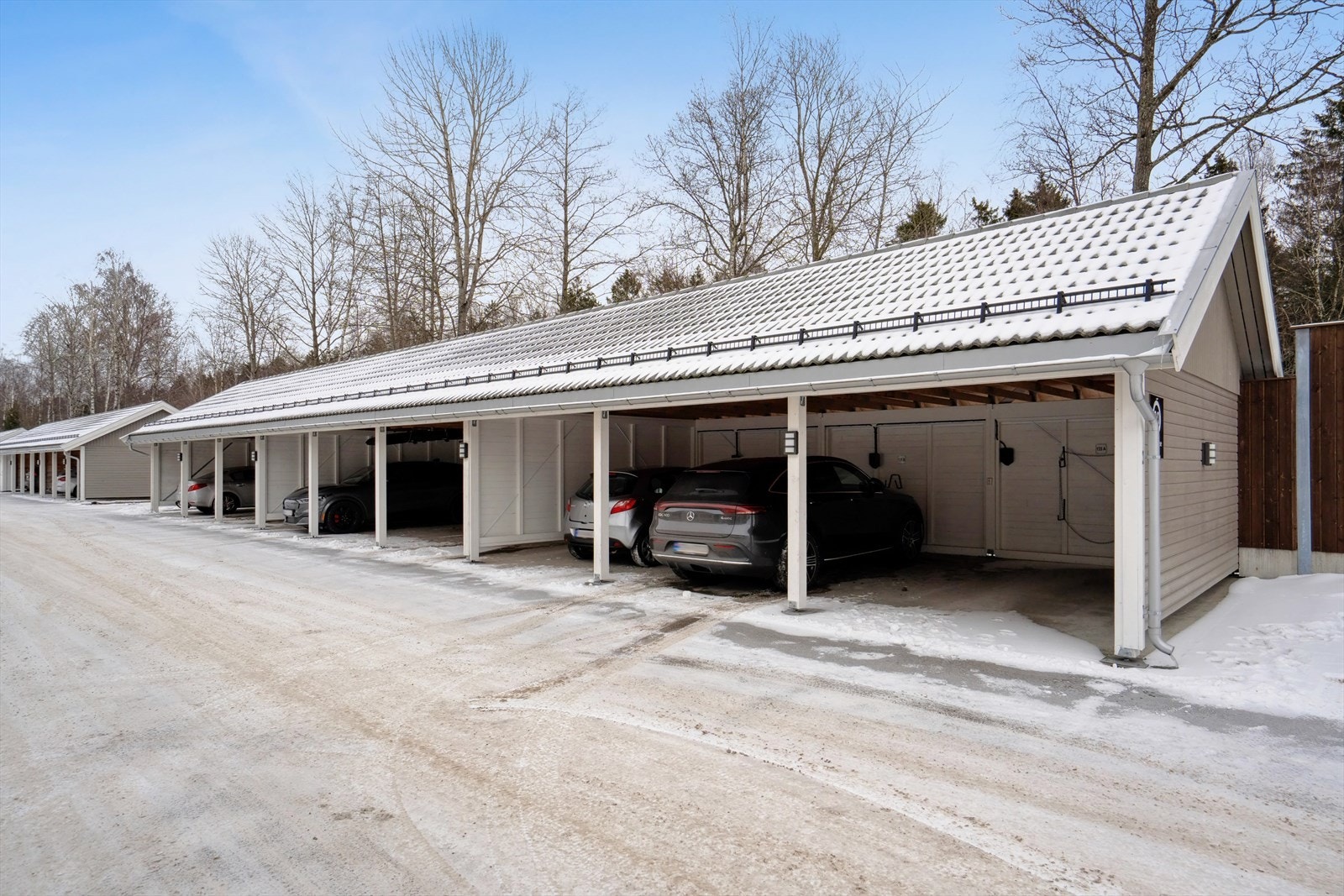 Leiligheten disponerer utvendig sportsbod på ca. 5 kvm og parkeringsplass i carportrekke med opplegg til elbillader. Galleribilde