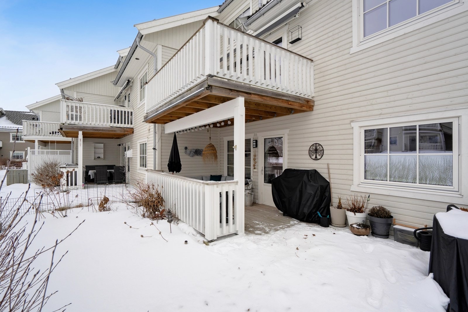 Leiligheten disponerer terrasse og hagedel utenfor egen seksjon. Galleribilde