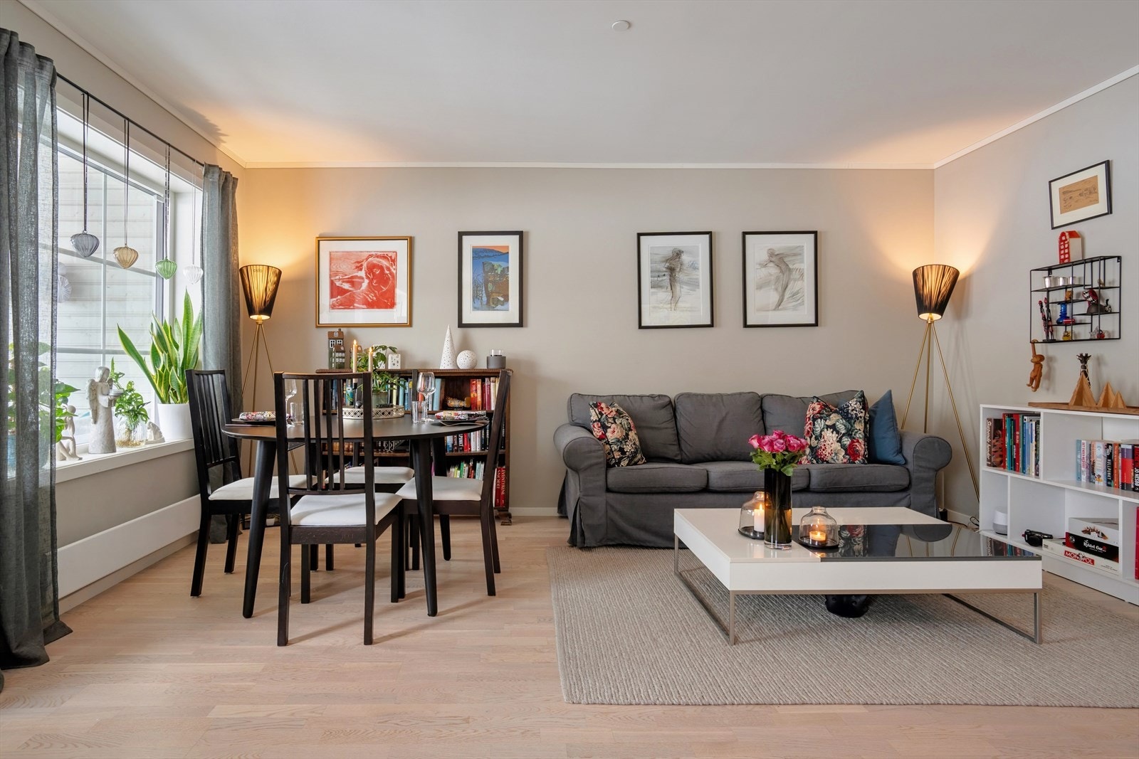 Stuen har harmoniske fargevalg og behagelig atmosfære. Galleribilde