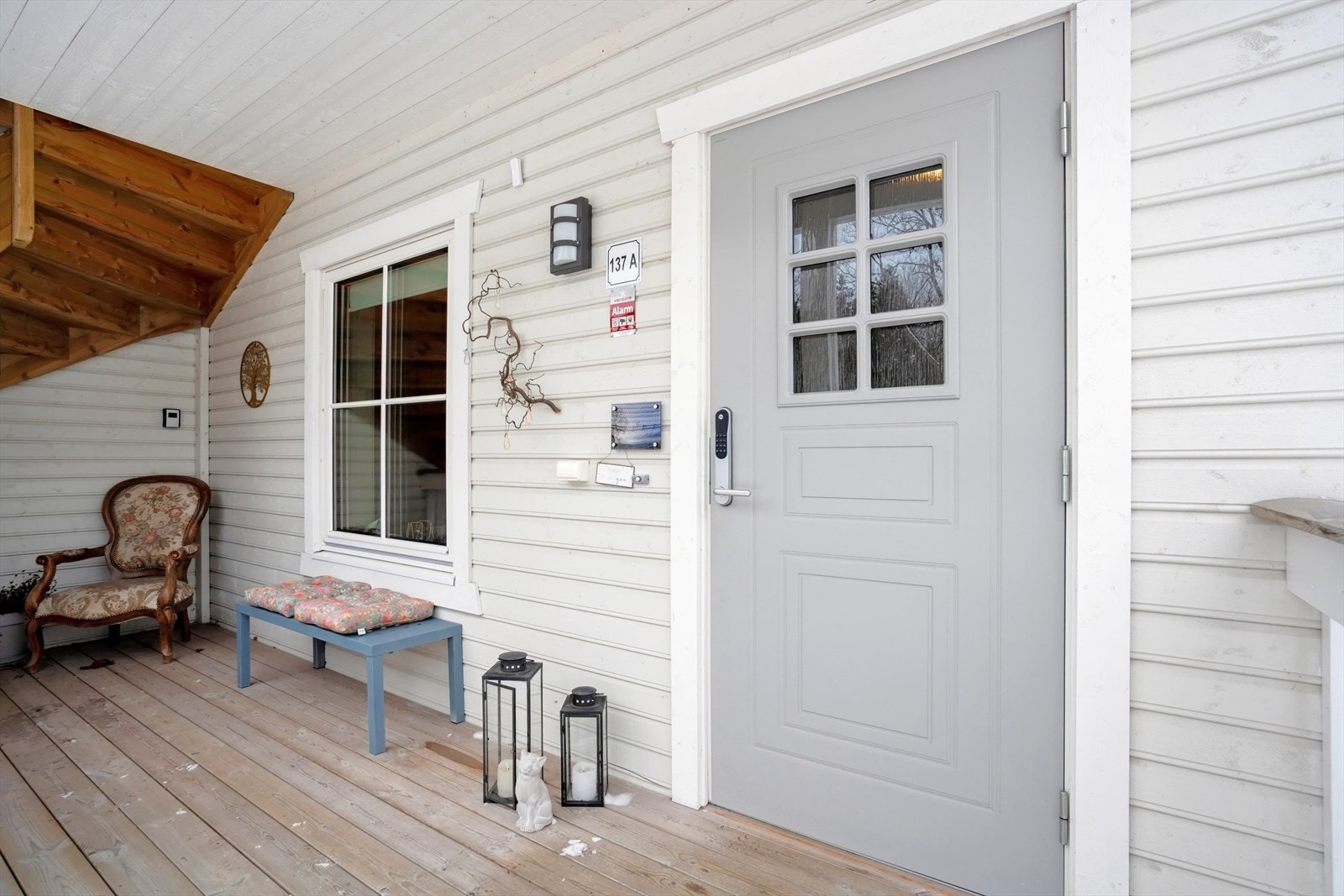 Inngangspartiet er praktisk med trappefri adkomst og terrasse med plass til diverse utemøbler. Galleribilde